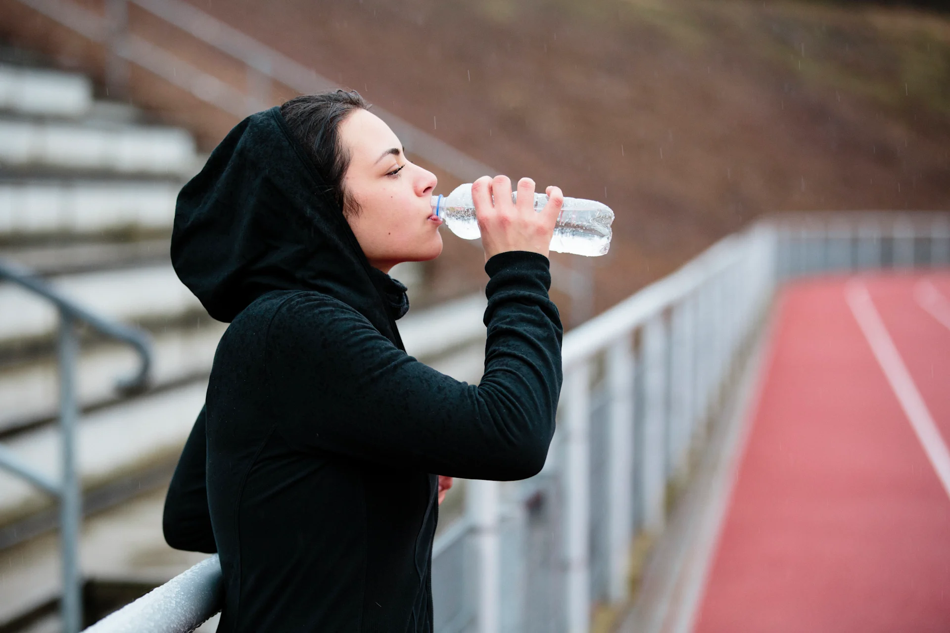 Eine Frau trinkt aus einer PET-Flasche