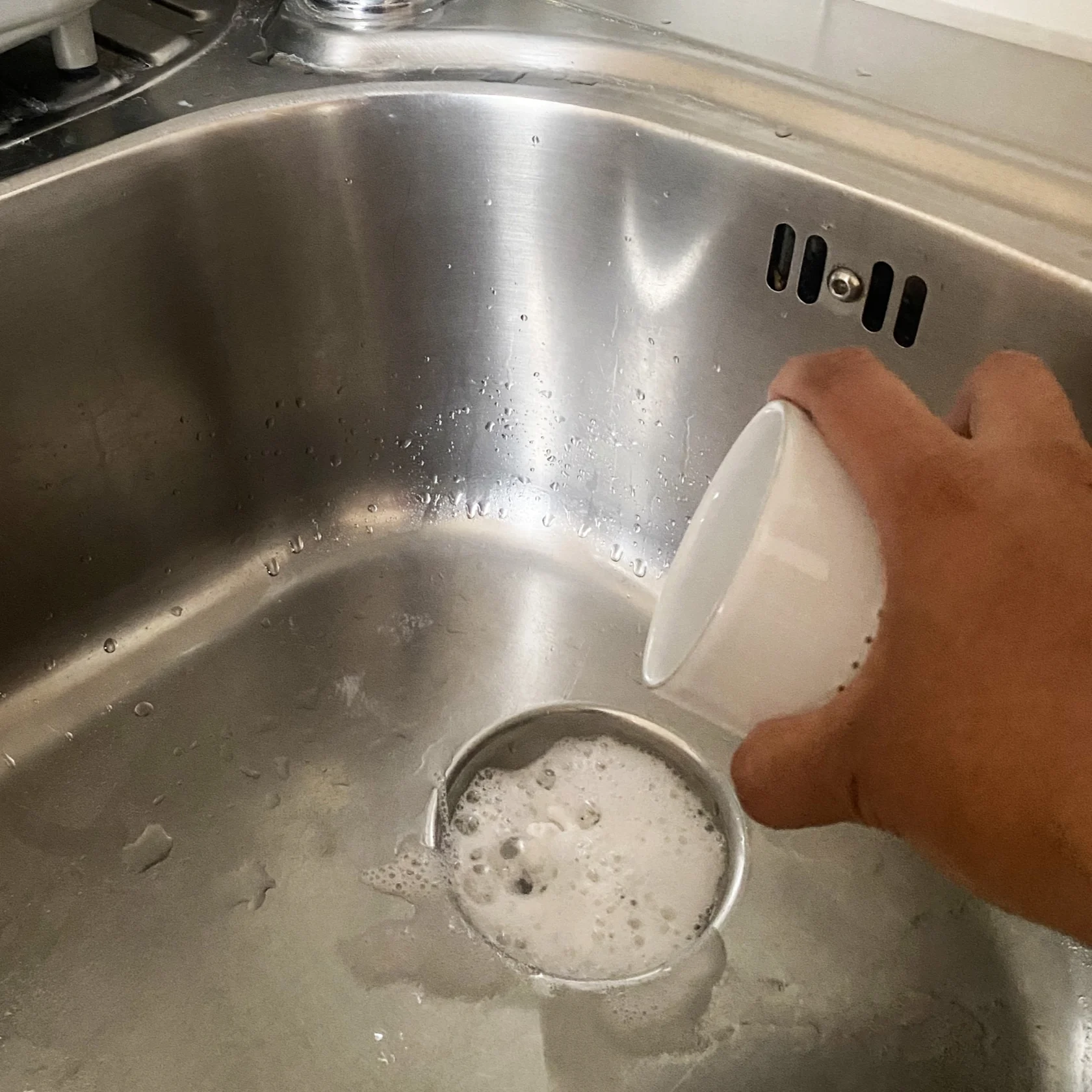 How to clean your drain with baking powder | Migros