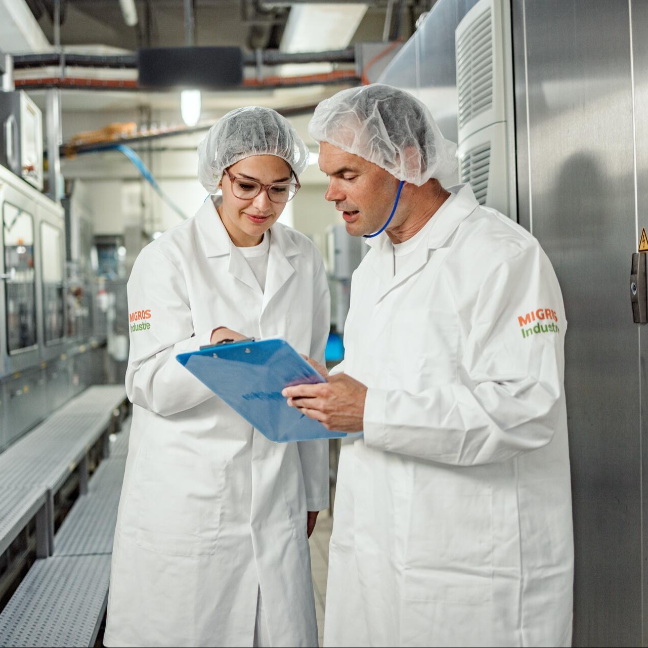 Due collaboratori di un laboratorio si consultano tra loro.