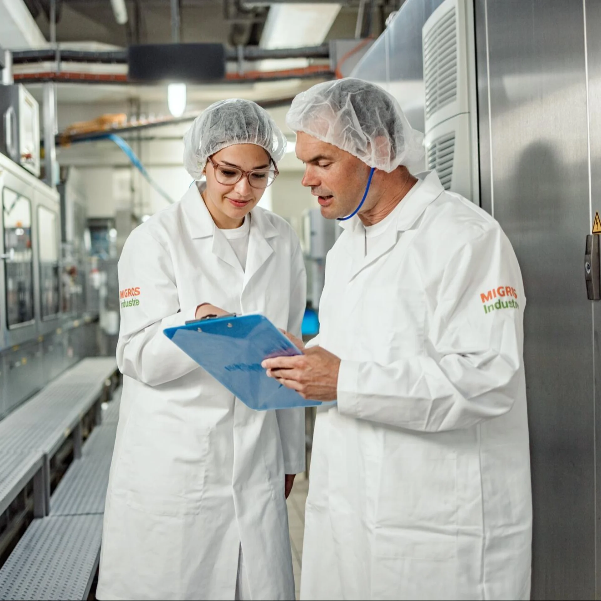 Deux collaborateurs d’un laboratoire se consultent.