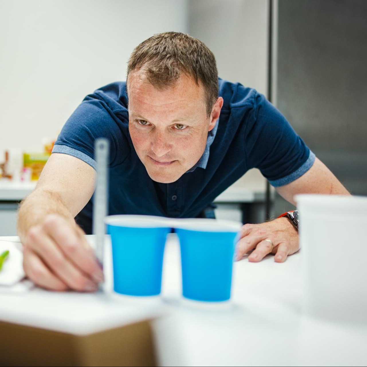 Un addetto al controllo qualità