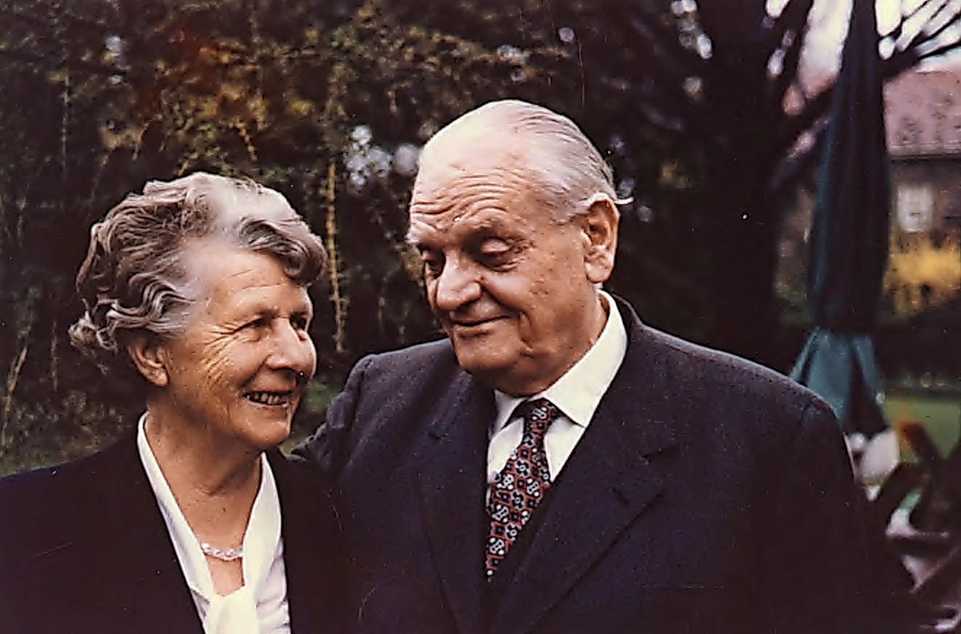 Adele et Gottlieb Duttweiler en mars 1960, main dans la main, sur une photographie couleur.