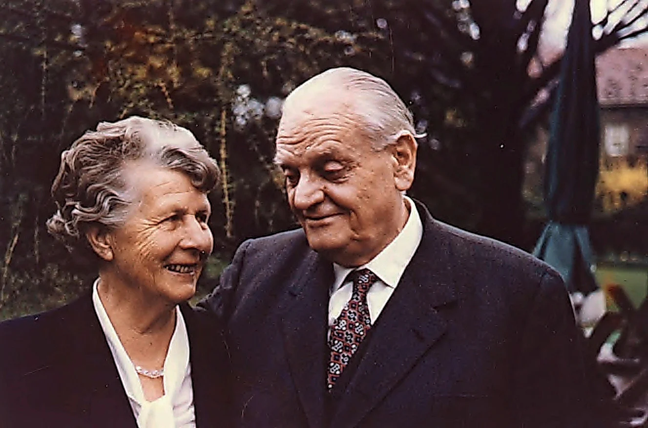 A colour photo of Adele and Gottlieb Duttweiler arm in arm in March 1960.