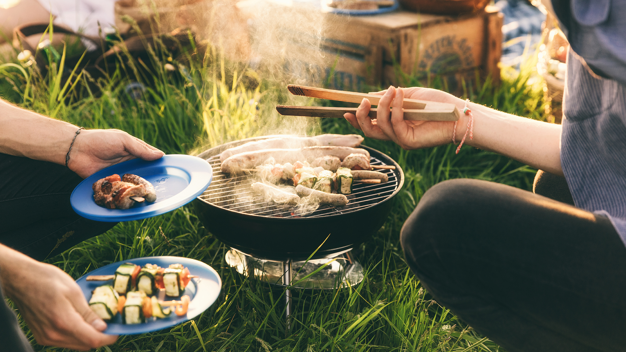 Spiedini di verdure e carne sul grill.