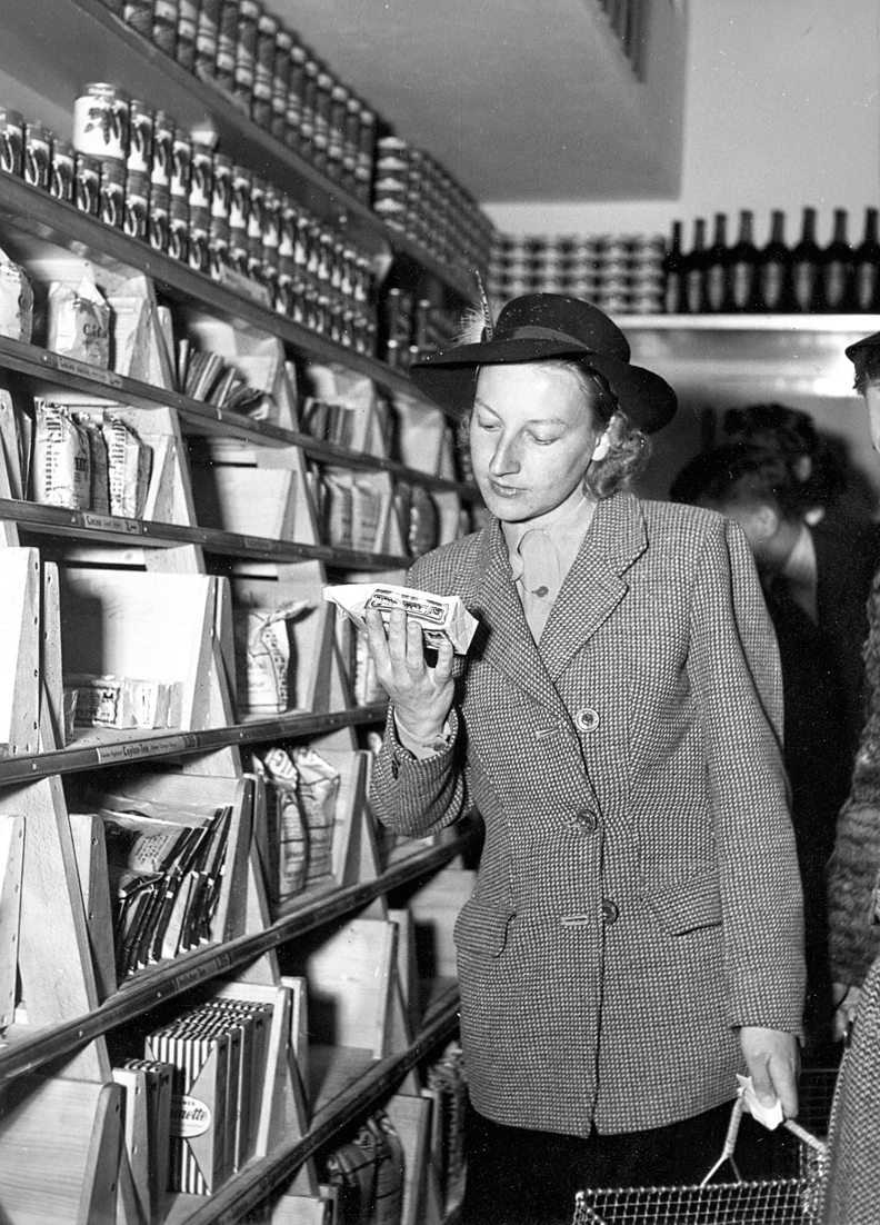 2_LU-Z_richstrasse-Frau-im-Laden_184-M-Arch