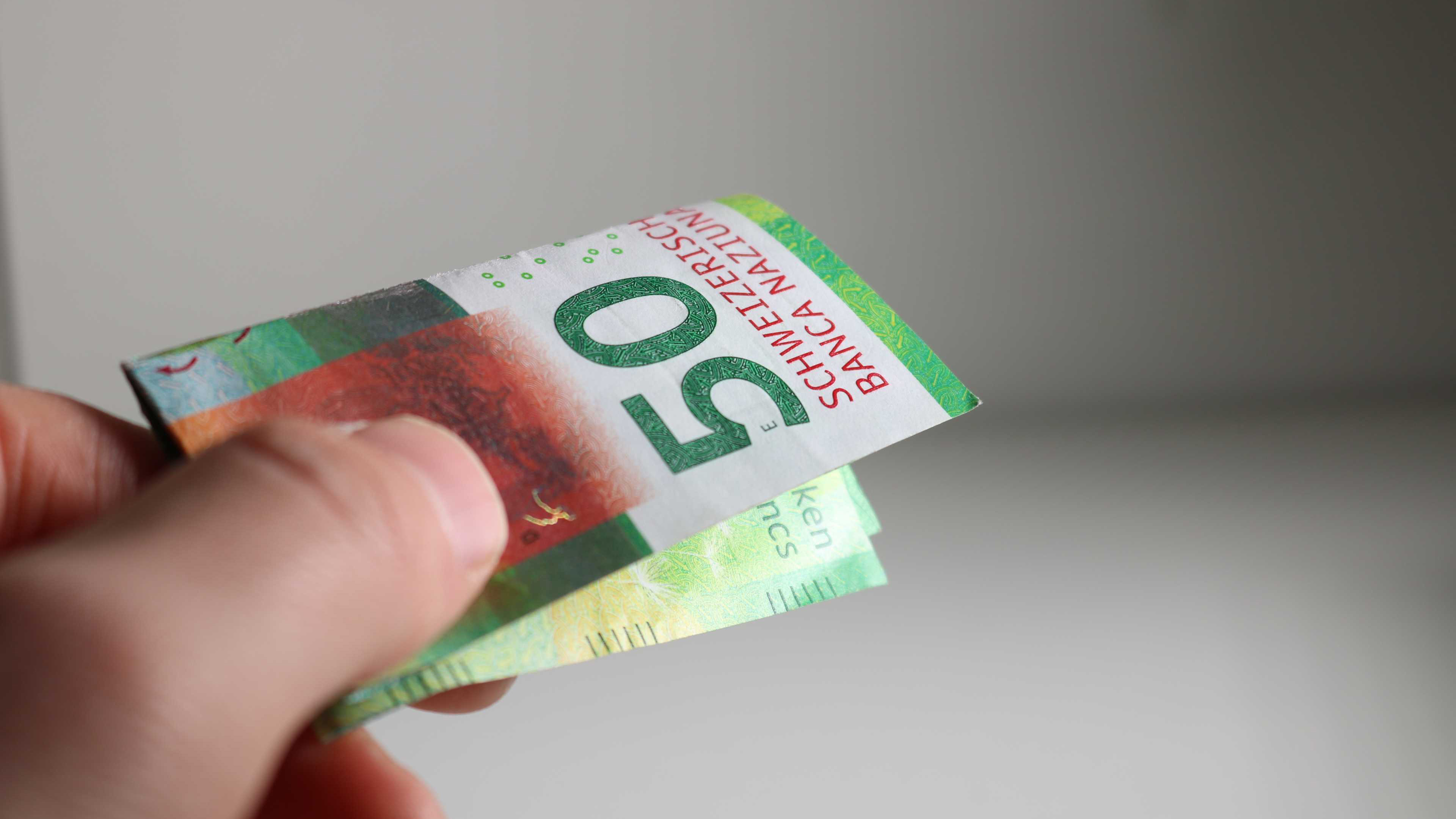 Eine gefaltete Fünfziger Note in Schweizer Franken