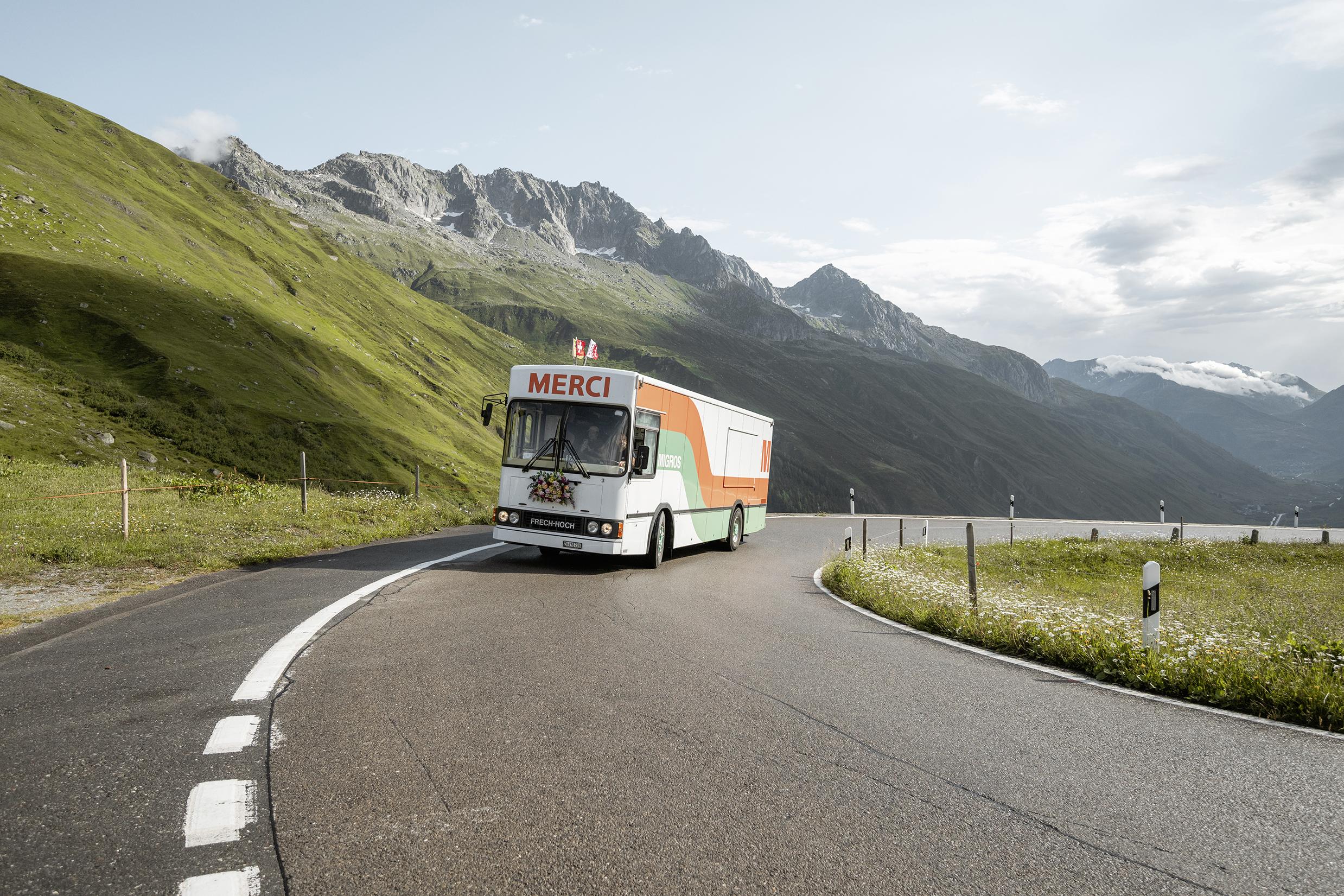 Der bekannte Migros-Verkaufswagen als MERCI-Bus tourt durch die Schweiz.