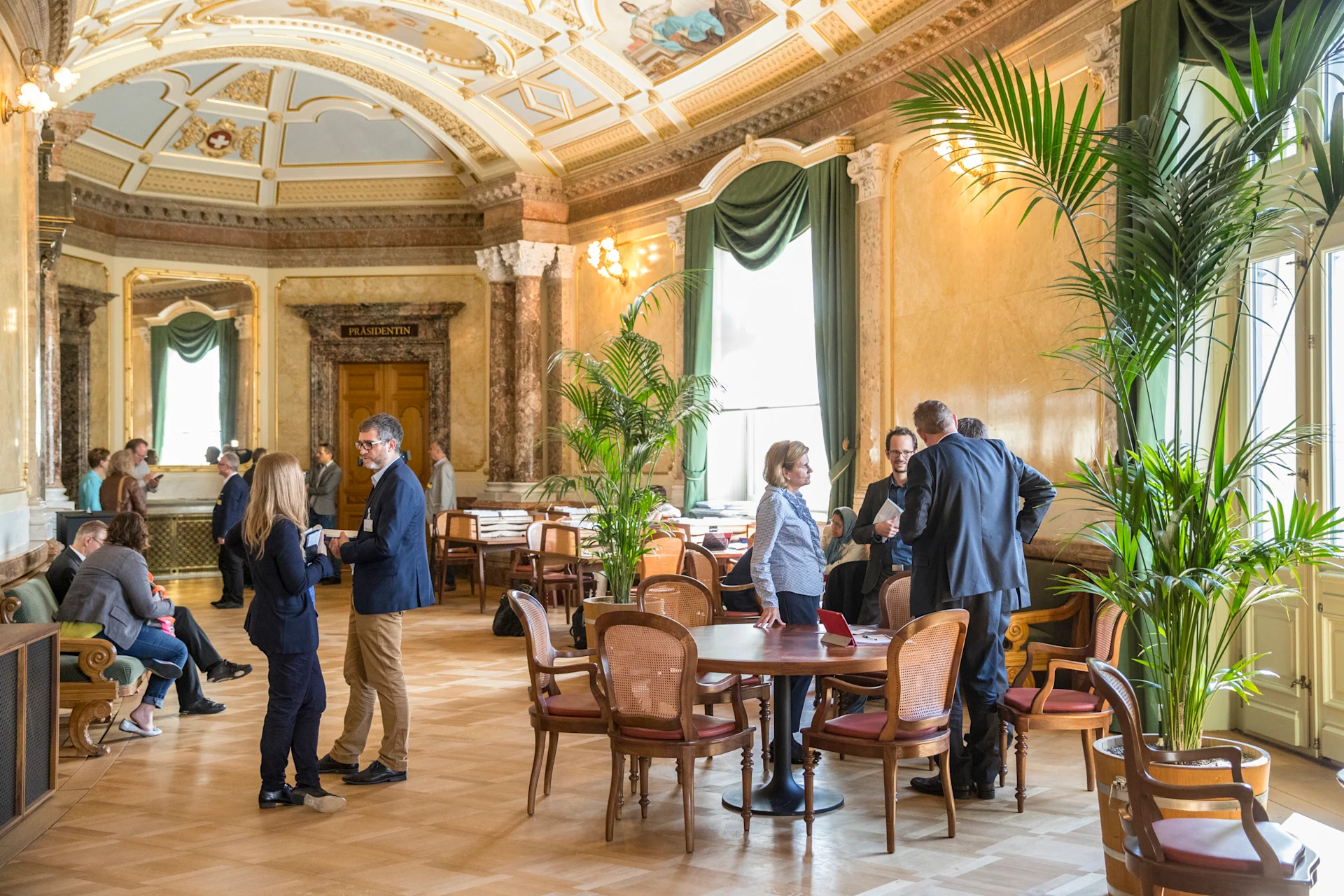 Various politicians meet in an anteroom in the Federal Palace.