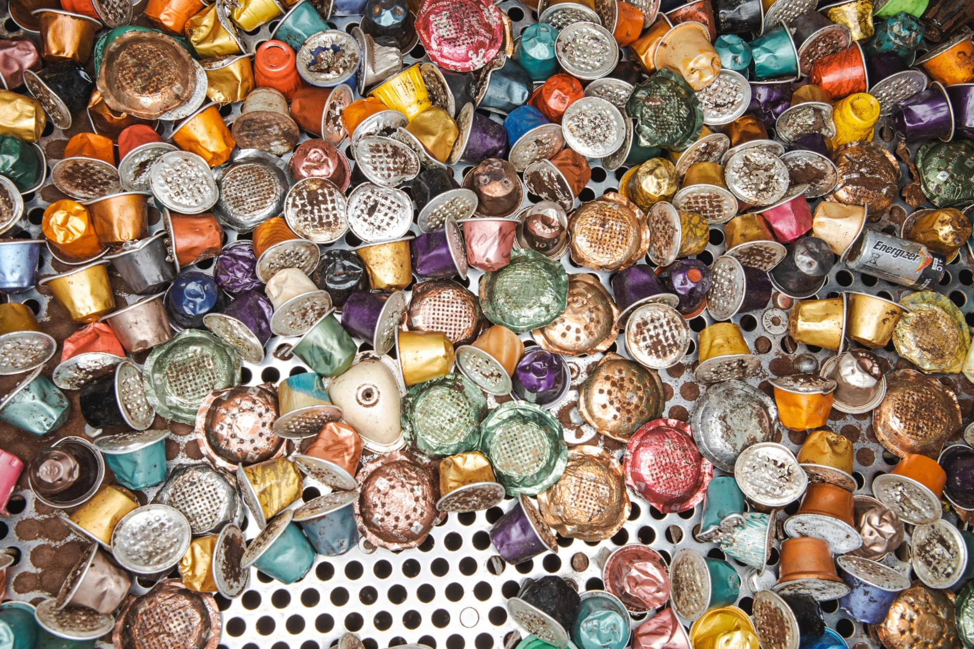 Les capsules usagées colorées sont séparées des autres objets dans une sorte de tamis.
