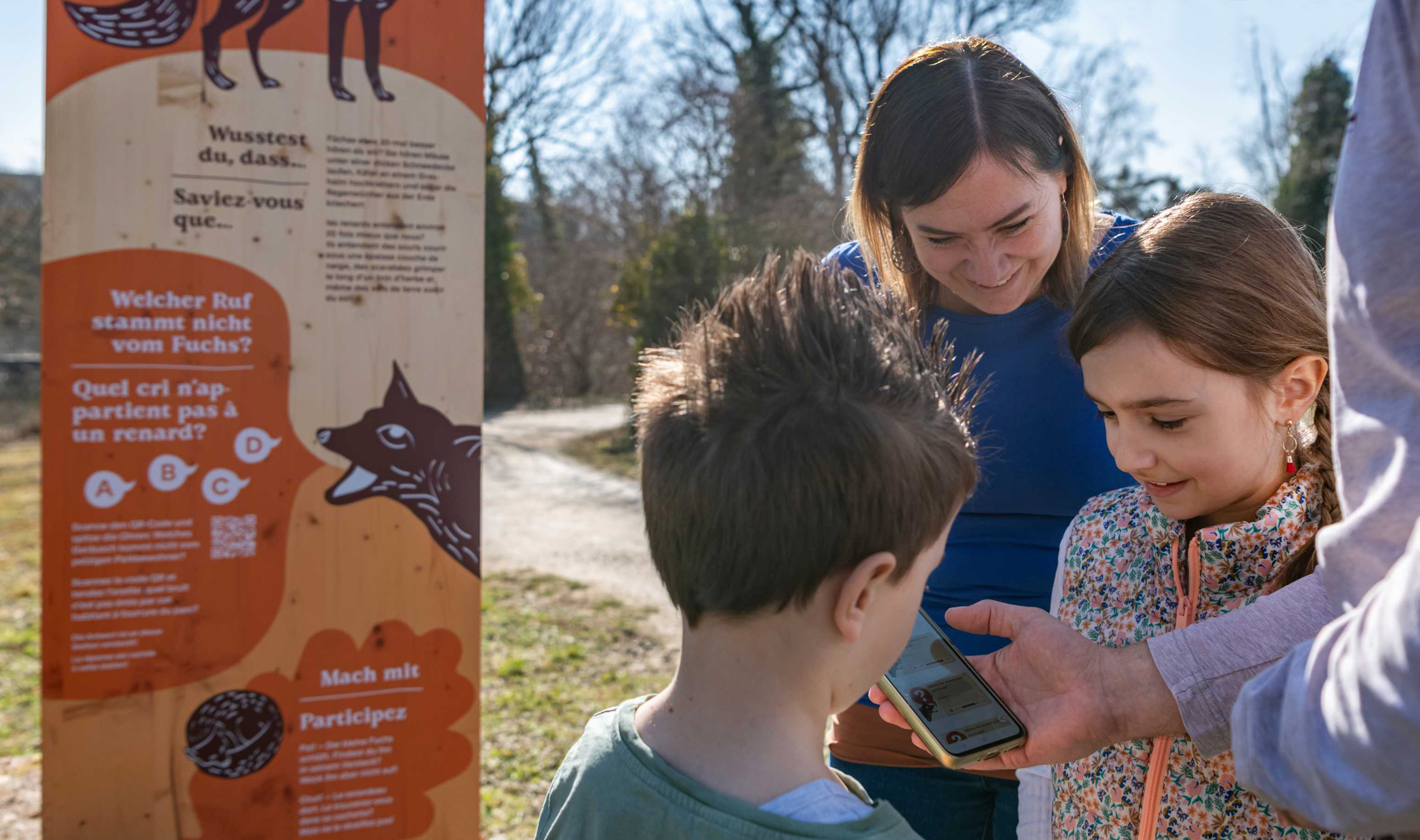 Une famille sur le sentier de l'aventure