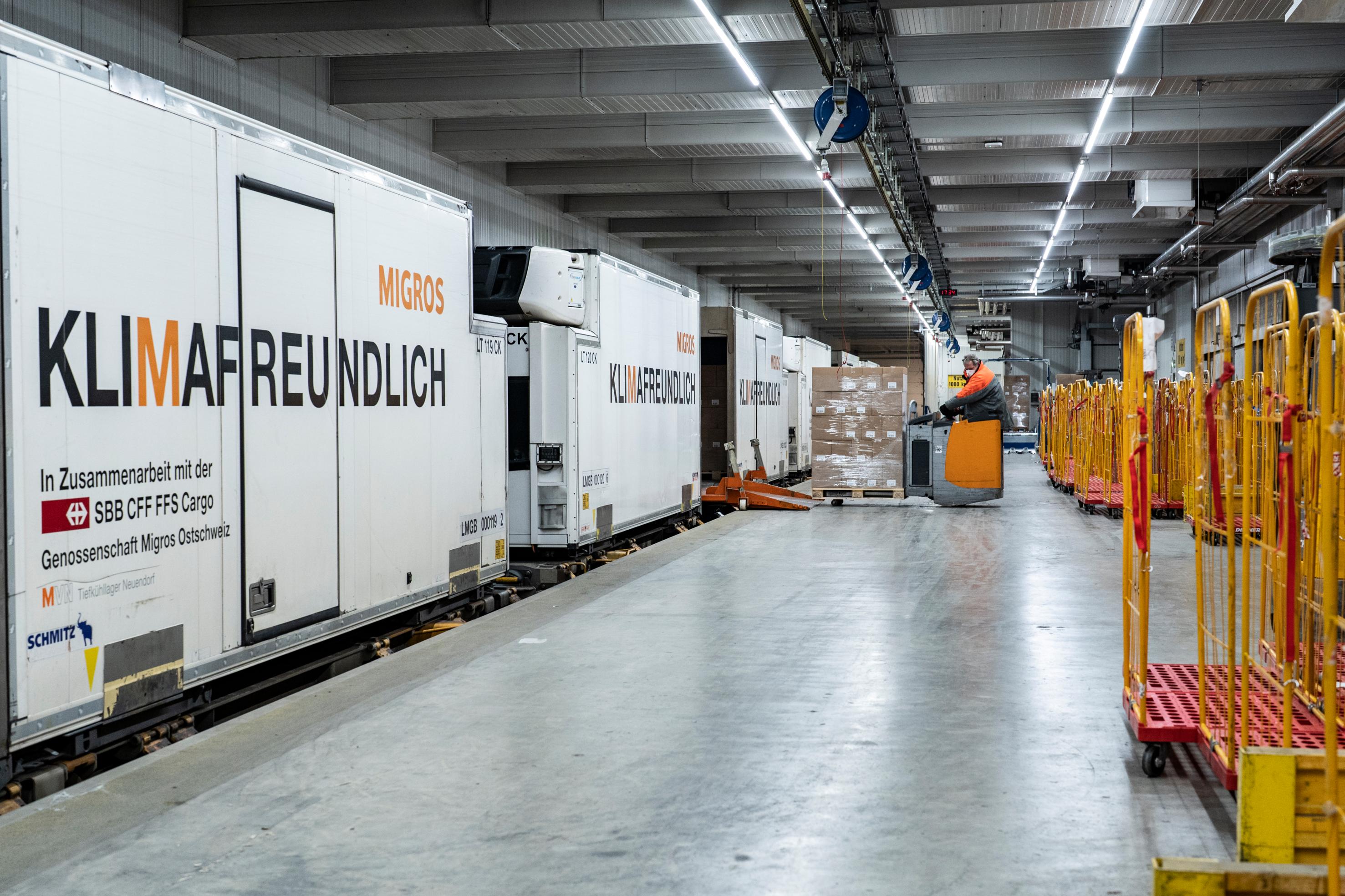 Train de marchandises avec l’inscription «Respectueux du climat»