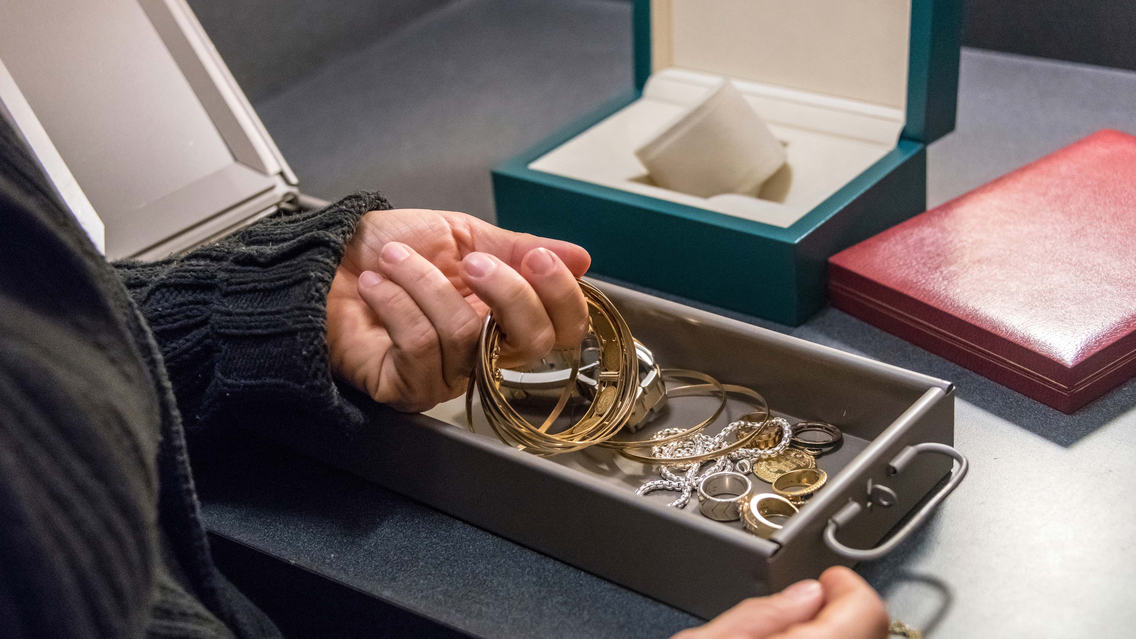Goldschmuck als Wertanlage in einem Bankschliessfach