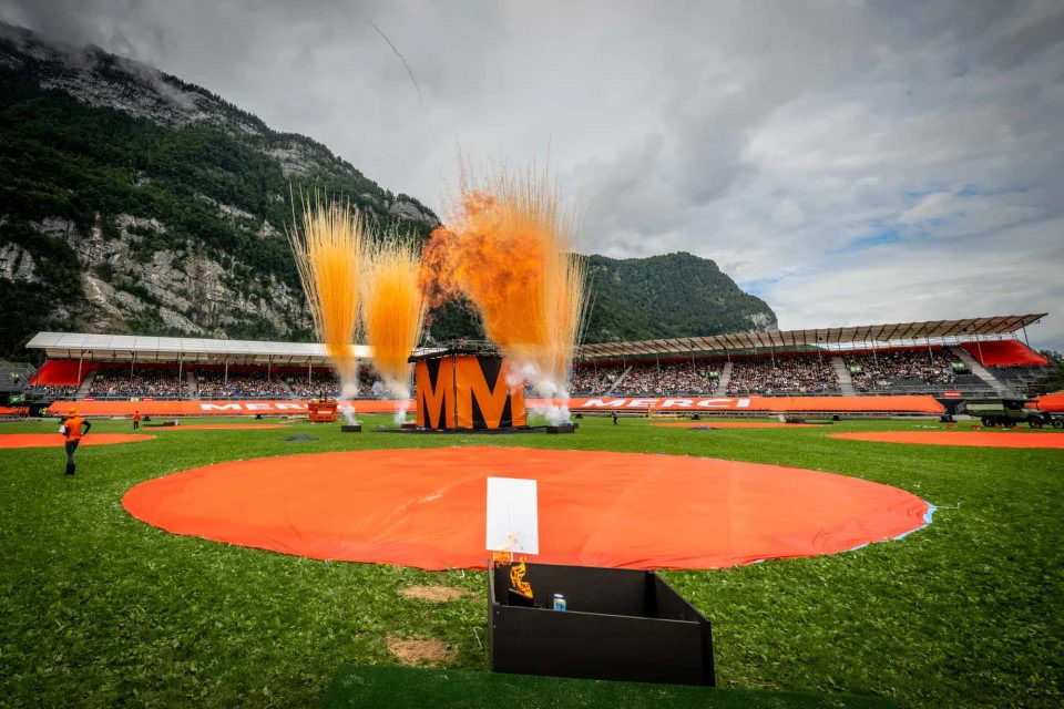 Zum Auftakt ins Jubiläumsjahr warten zwei Millionen Merci-Boxen voller beliebter Migros-Produkte auf die Kundinnen und Kunden. 