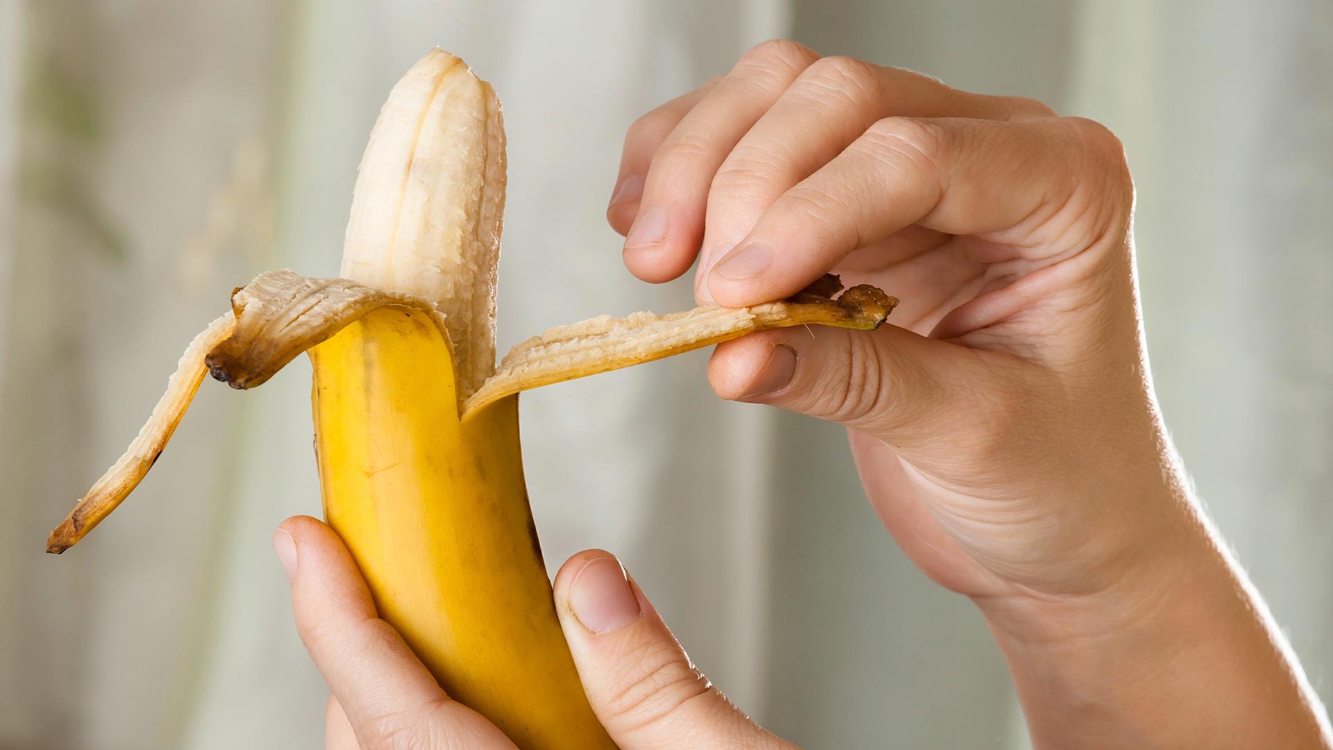 Éplucher la banane en partant du bas