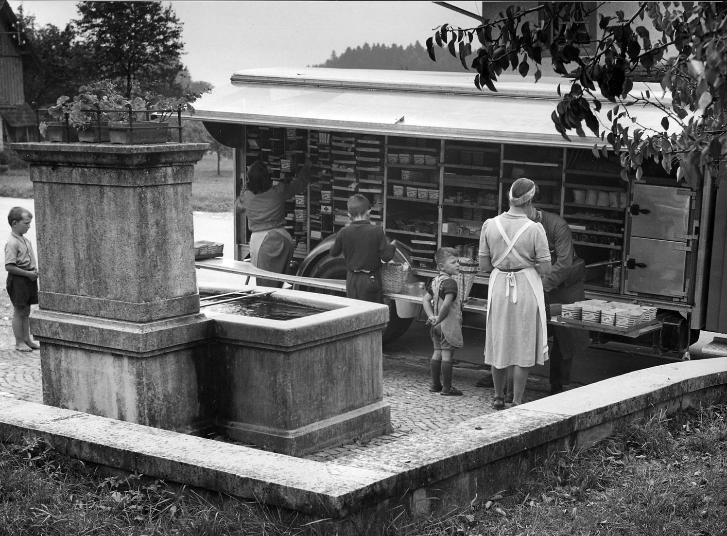 1925 Kinder kaufen ein