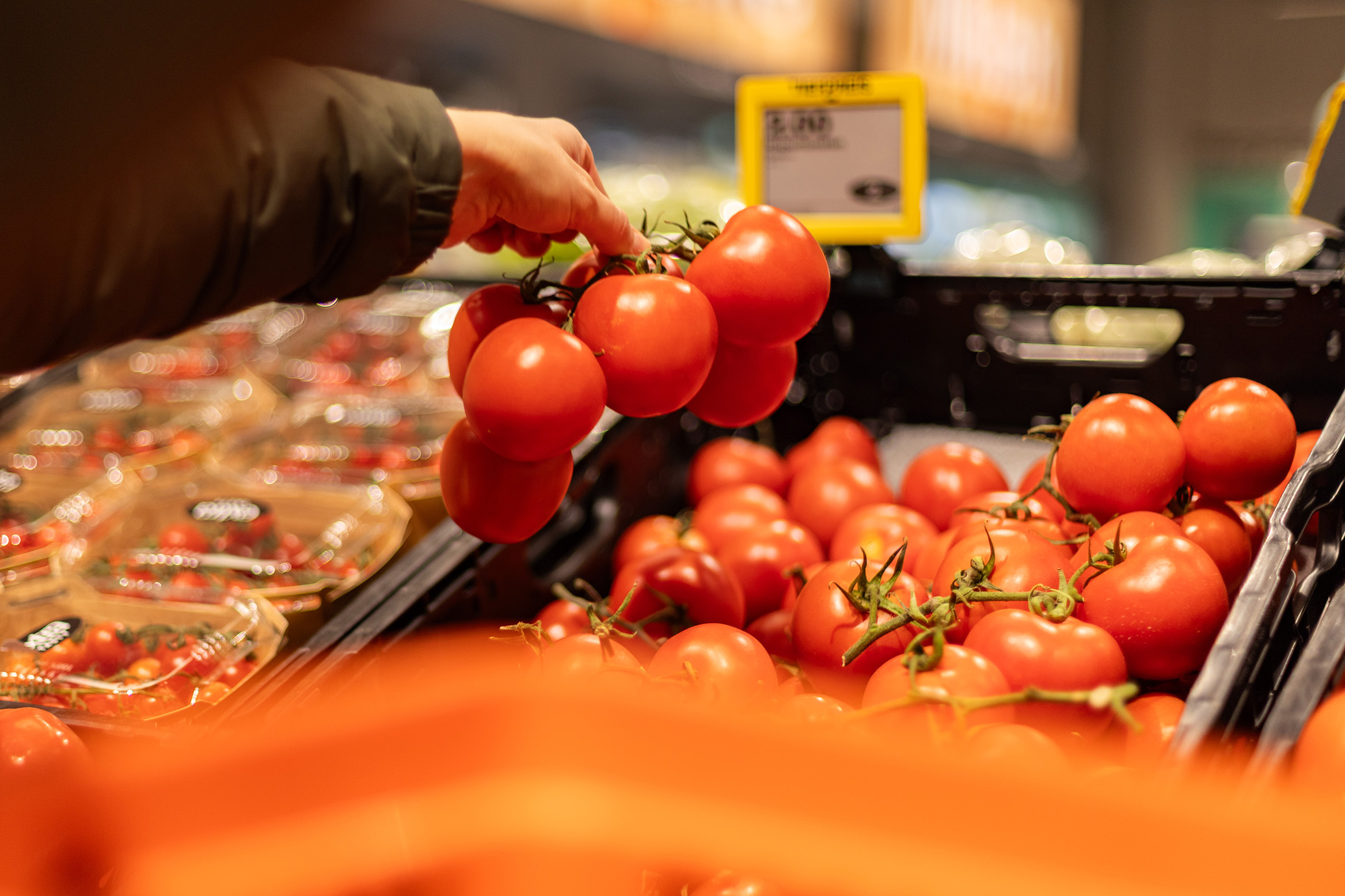 Kundin kauft Rispentomaten