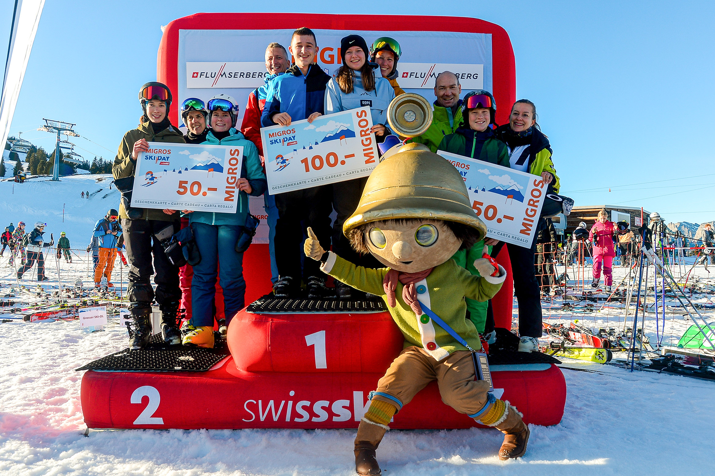 Siegerehrung mit den drei erstplatzierten Familien am Migros Ski Day in Flumserberg 2025.