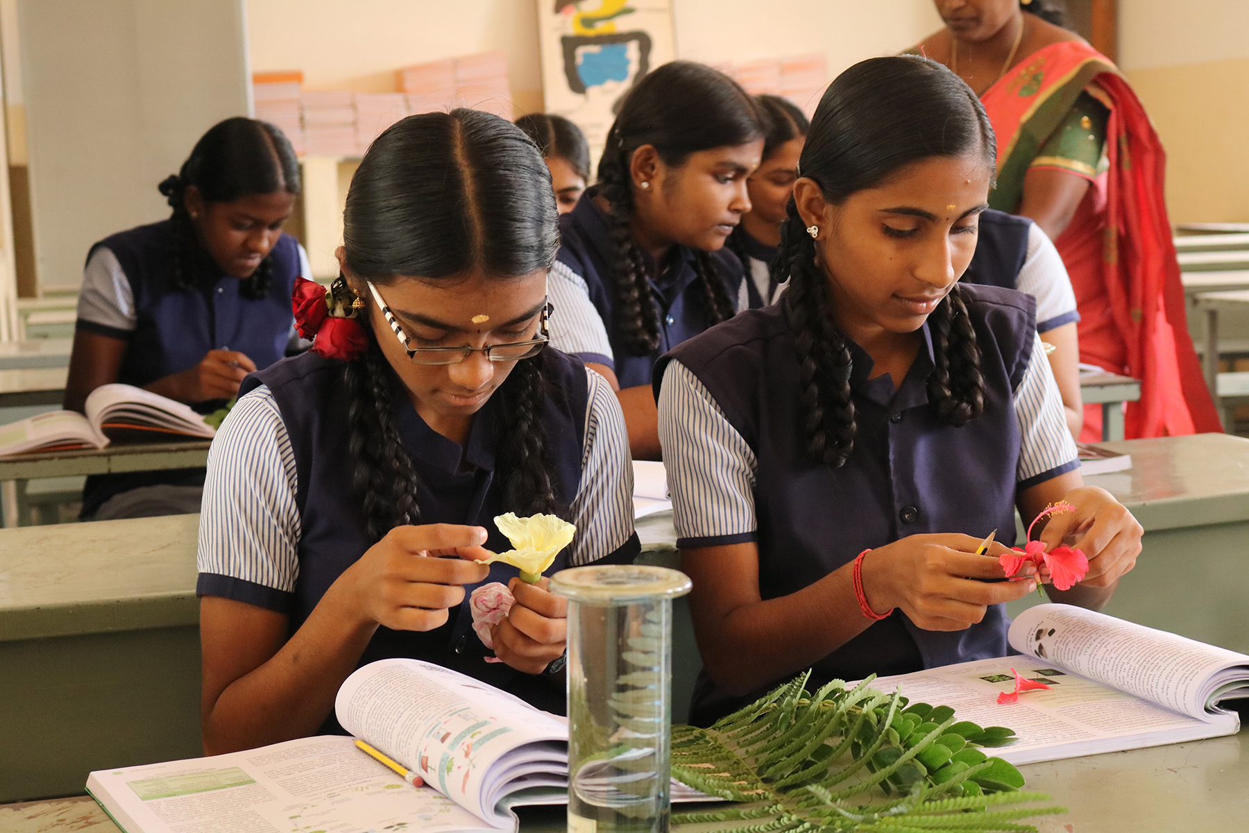 Deux élèves en cours dans le laboratoire de biologie.