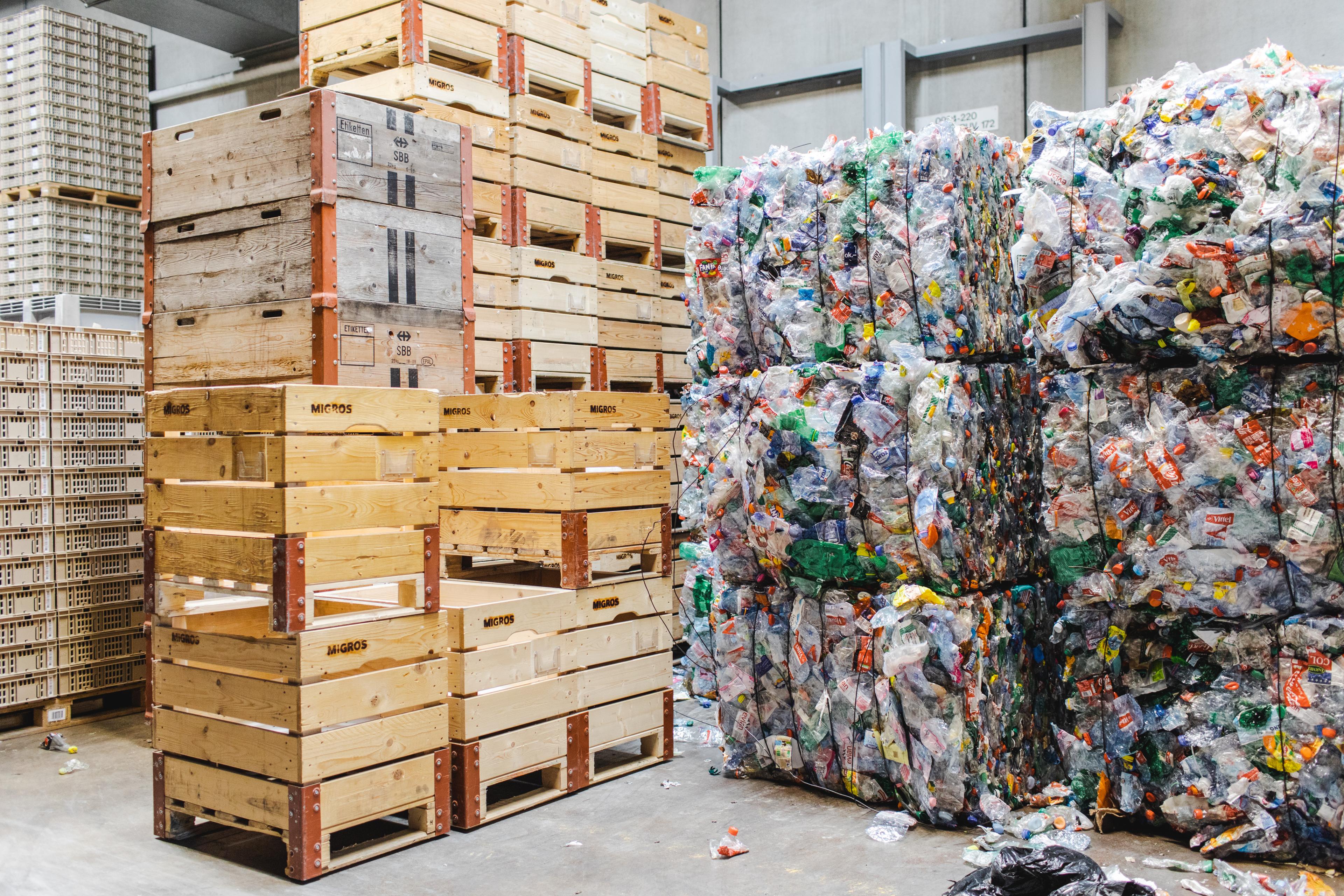 Bouteilles en PET recyclé compressées et liées ensemble