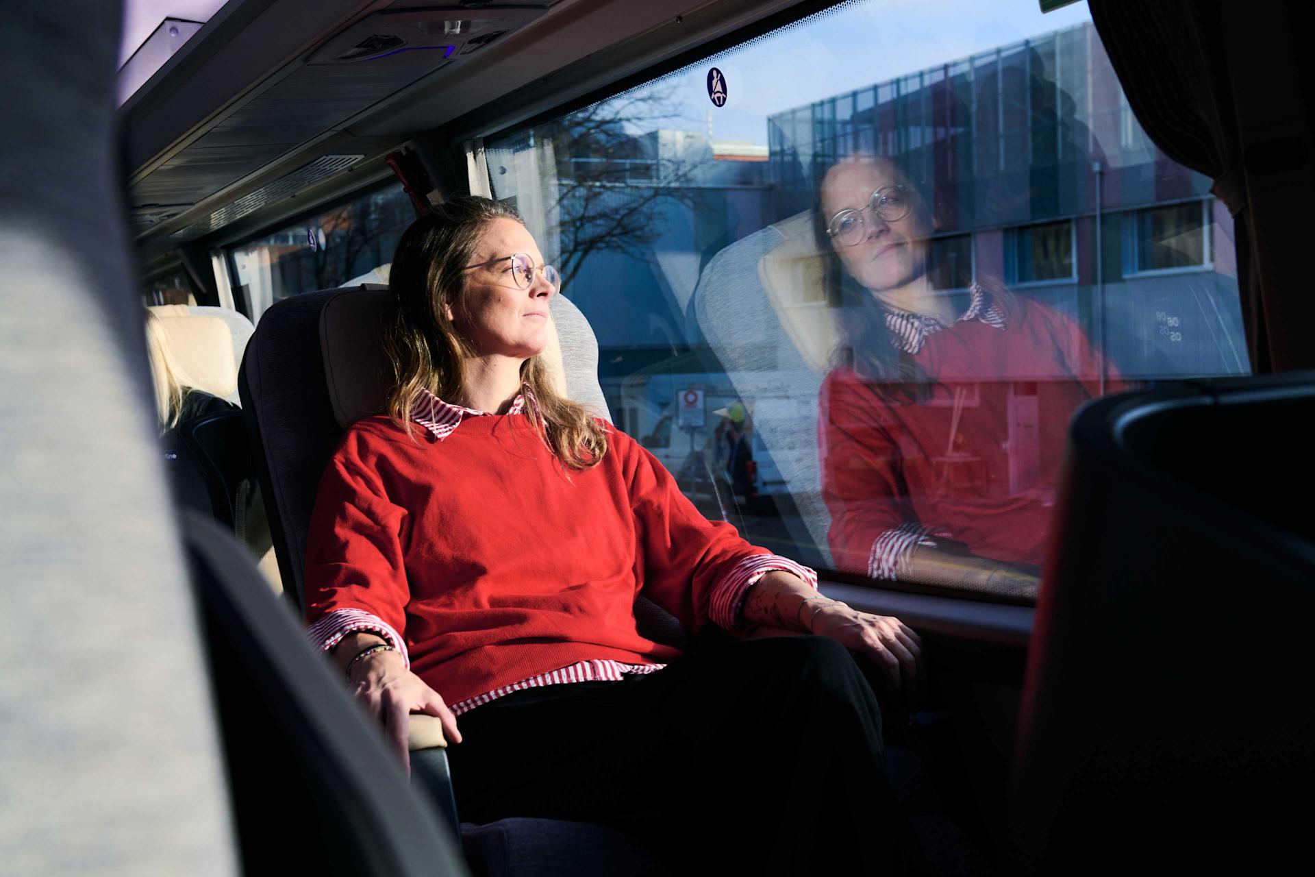 L'autore si siede comodamente nell'autobus e guarda fuori dal finestrino