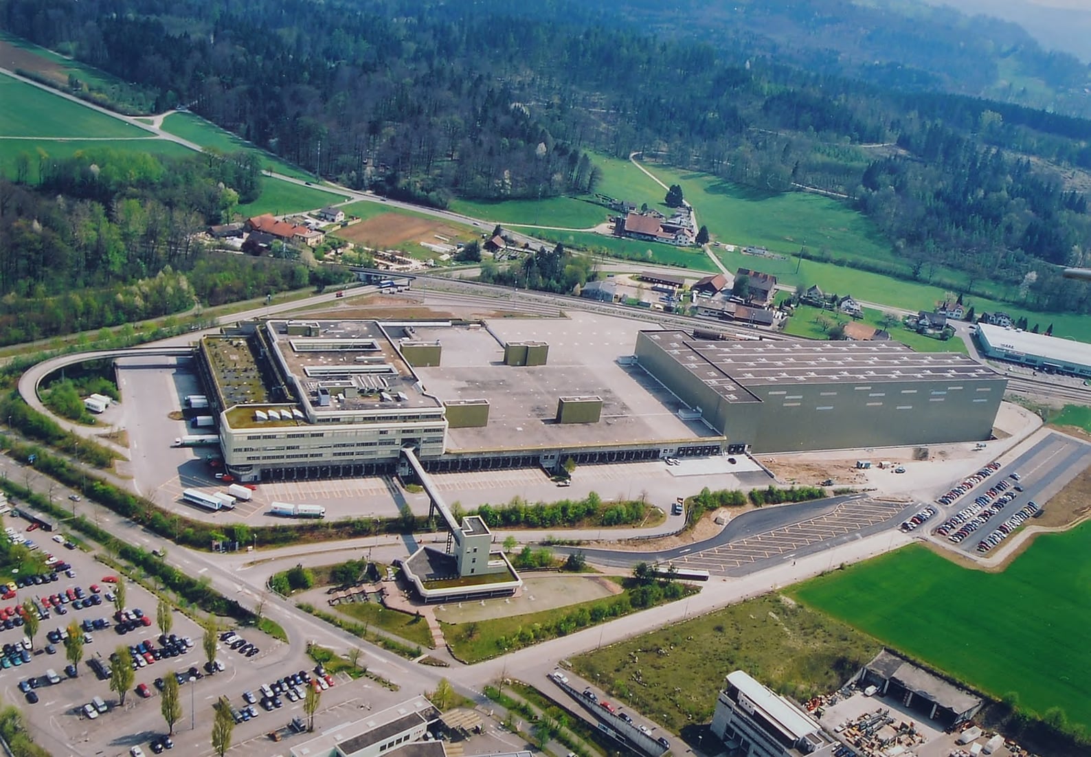 Luftaufnahme des Verteilzentrums Suhr AG (2002)