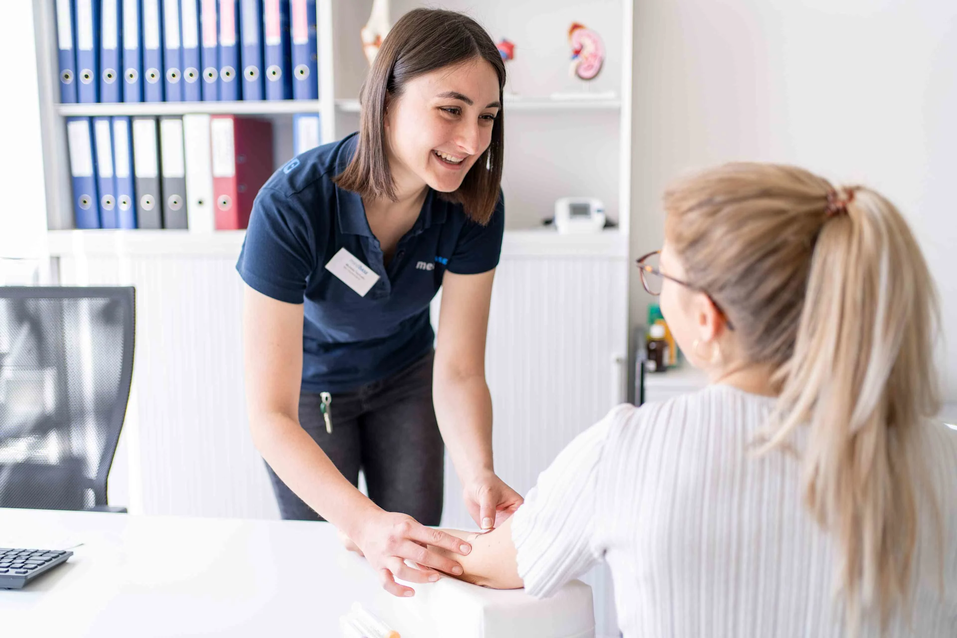 Une patiente et une employée de Medbase lors d'un examen