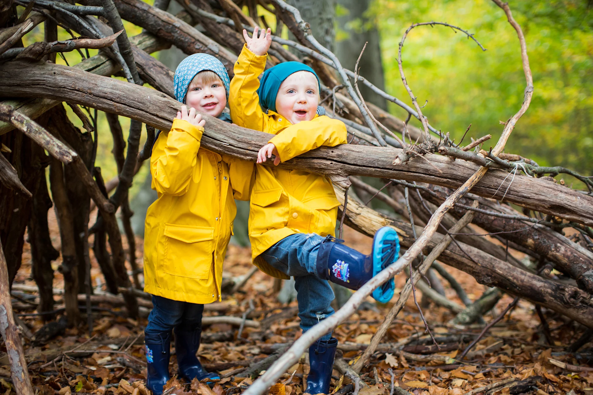 Zwei Krippenkinder im Wald