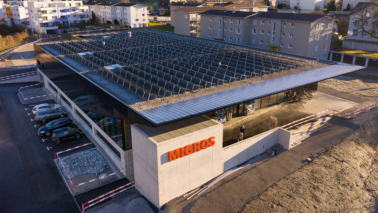 Filiale mit Photovoltaikmodulen 