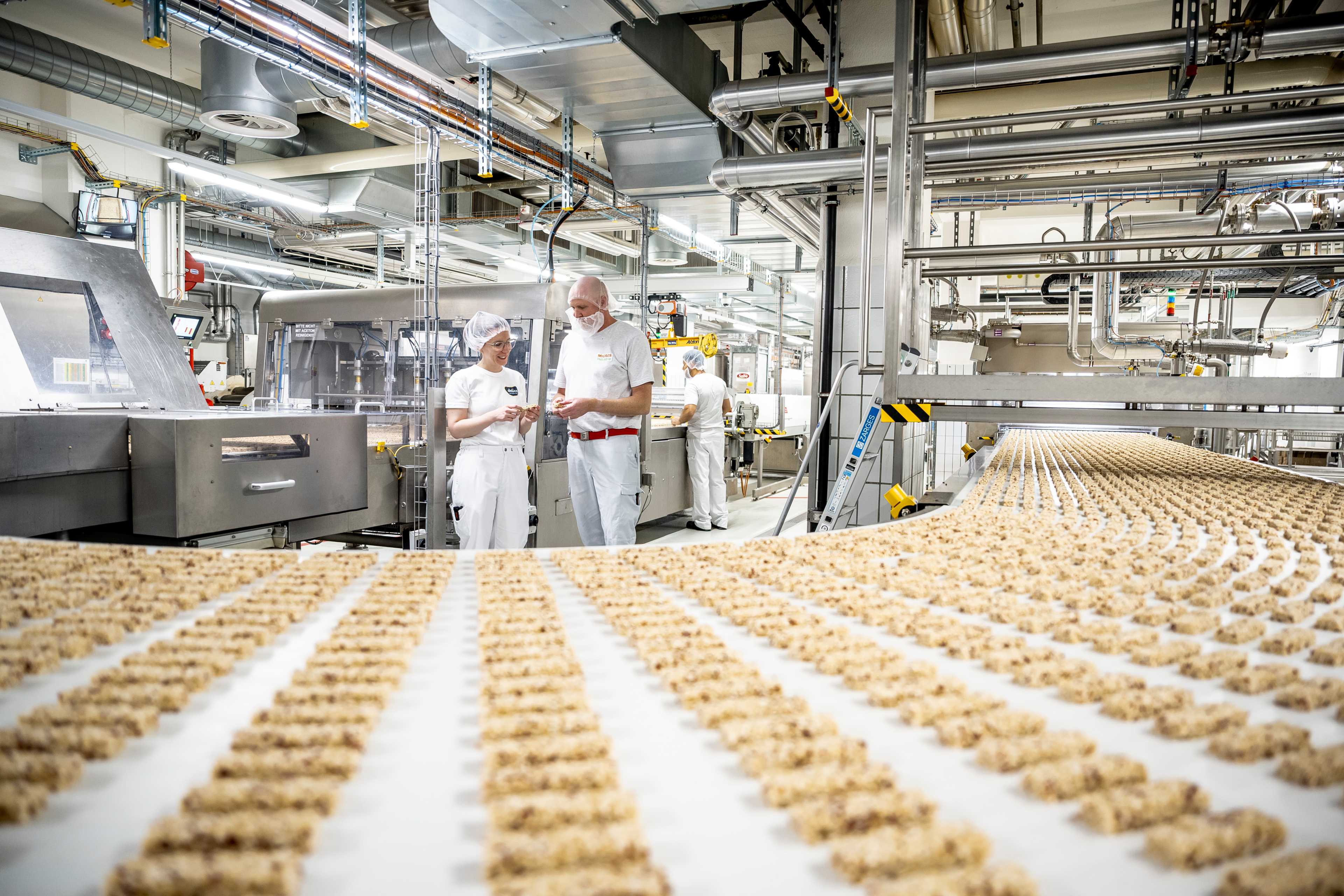 Elisabeth Beckhoff et Marcel Bosshard derrière la chaîne de production.