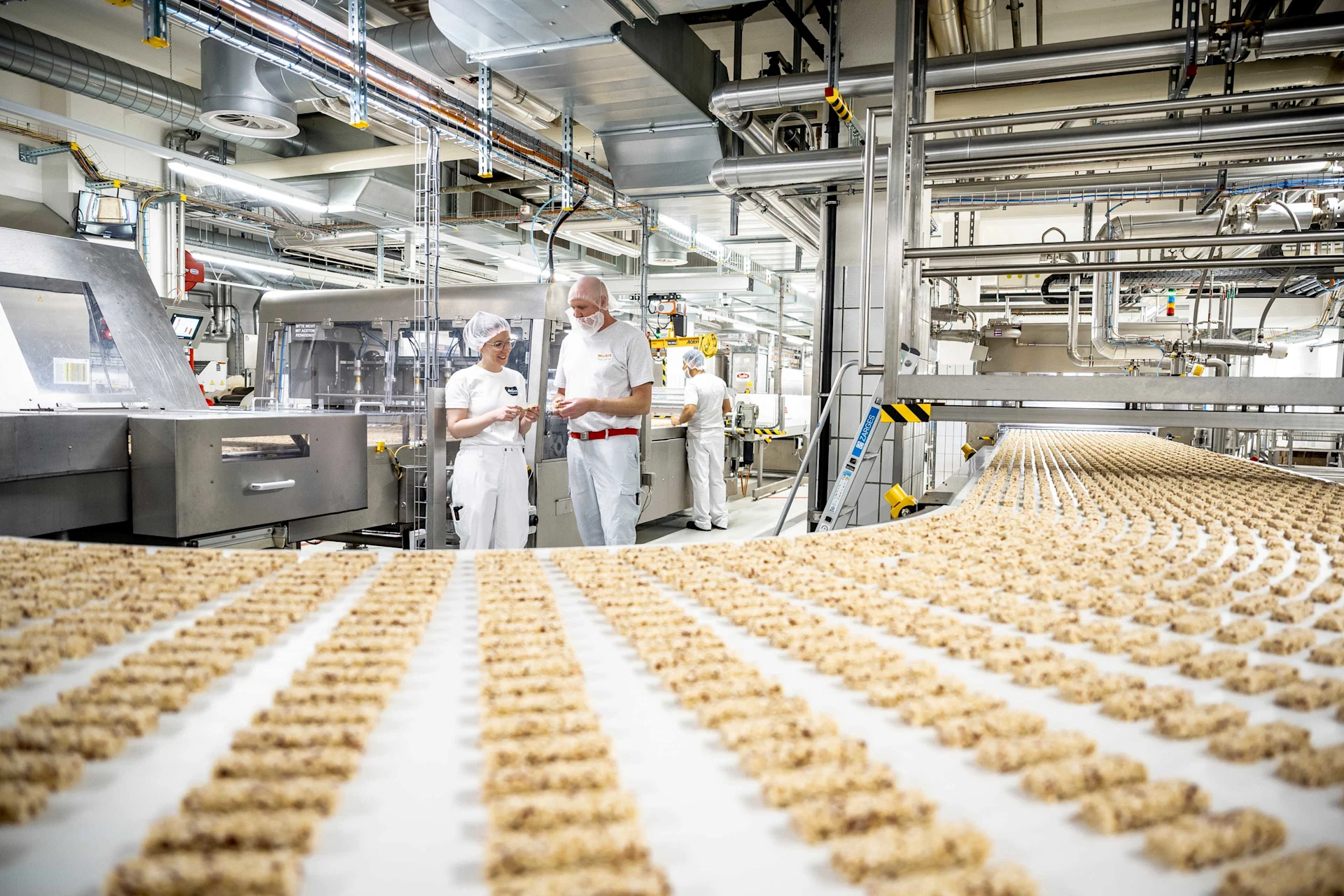 Elisabeth Beckhoff et Marcel Bosshard derrière la chaîne de production.