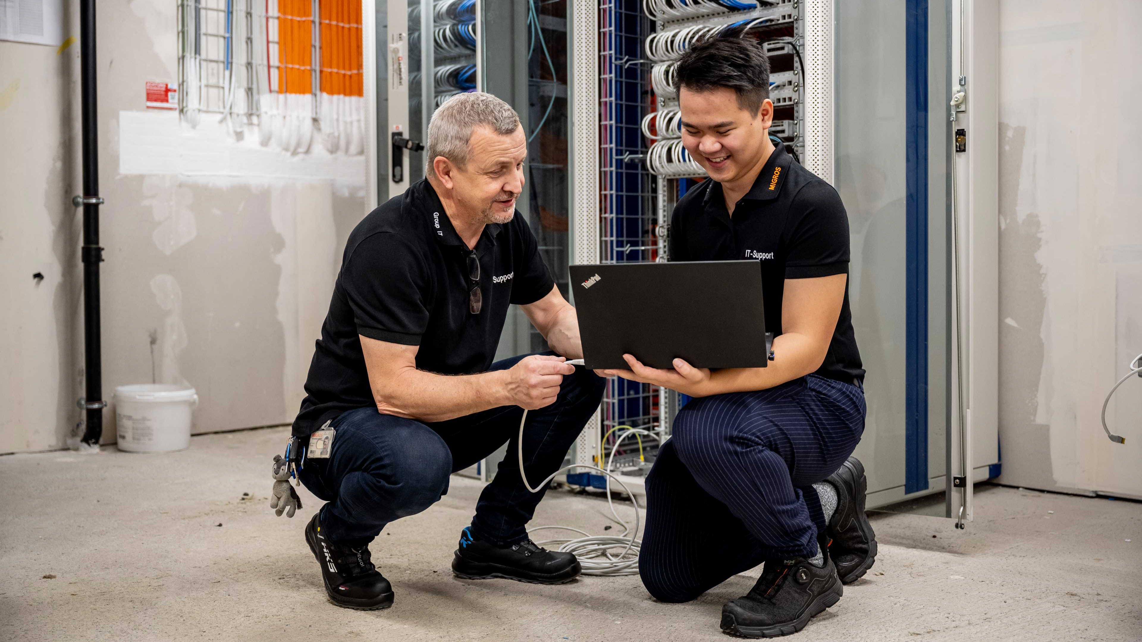 Les spécialistes informatiques Thomas Staub et Thien Nguyen au travail