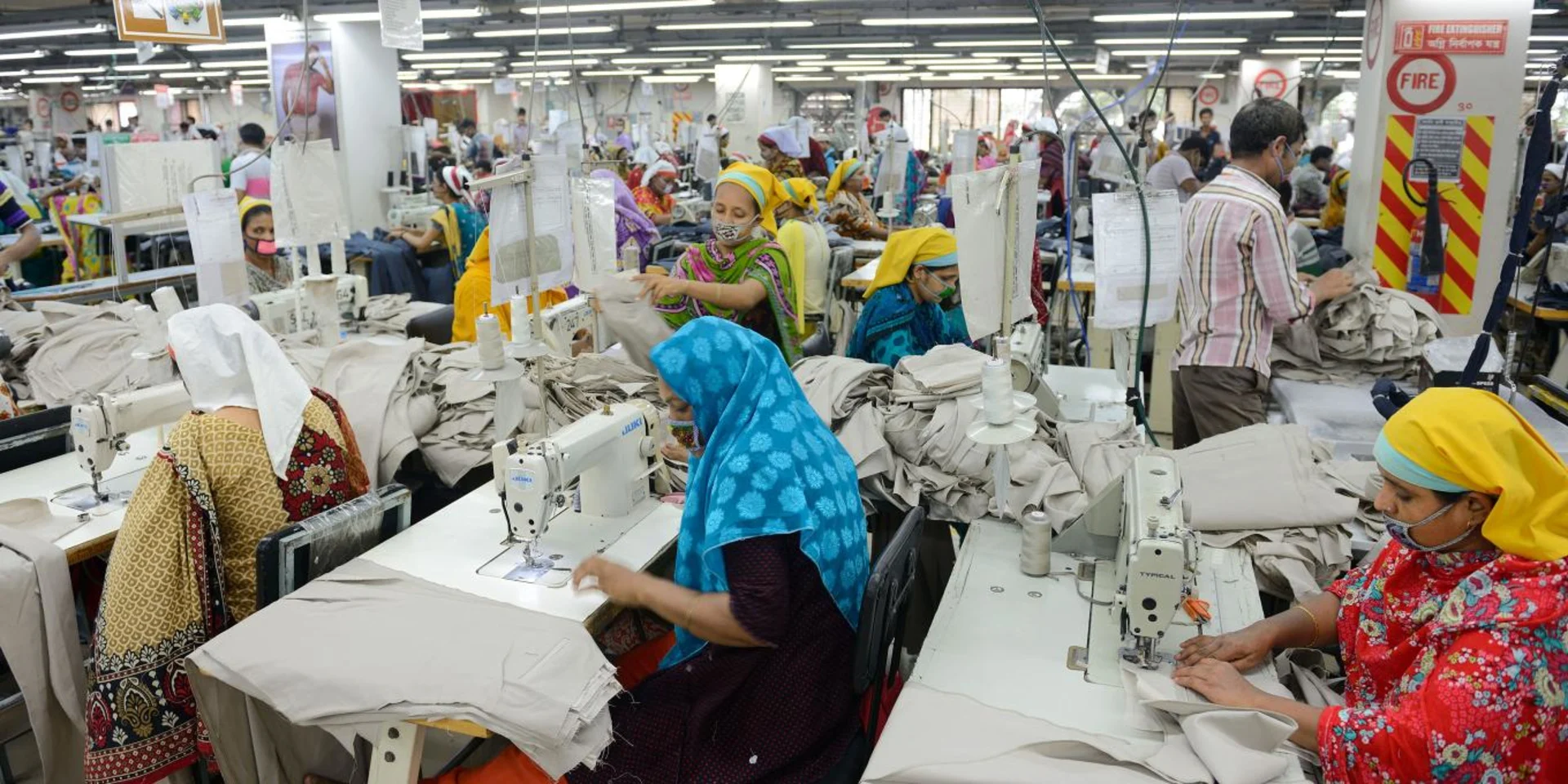 Modeproduktion für den Weltmarkt: Näherinnen in Bangladesch. Modeproduktion für den Weltmarkt: Näherinnen in Bangladesch.