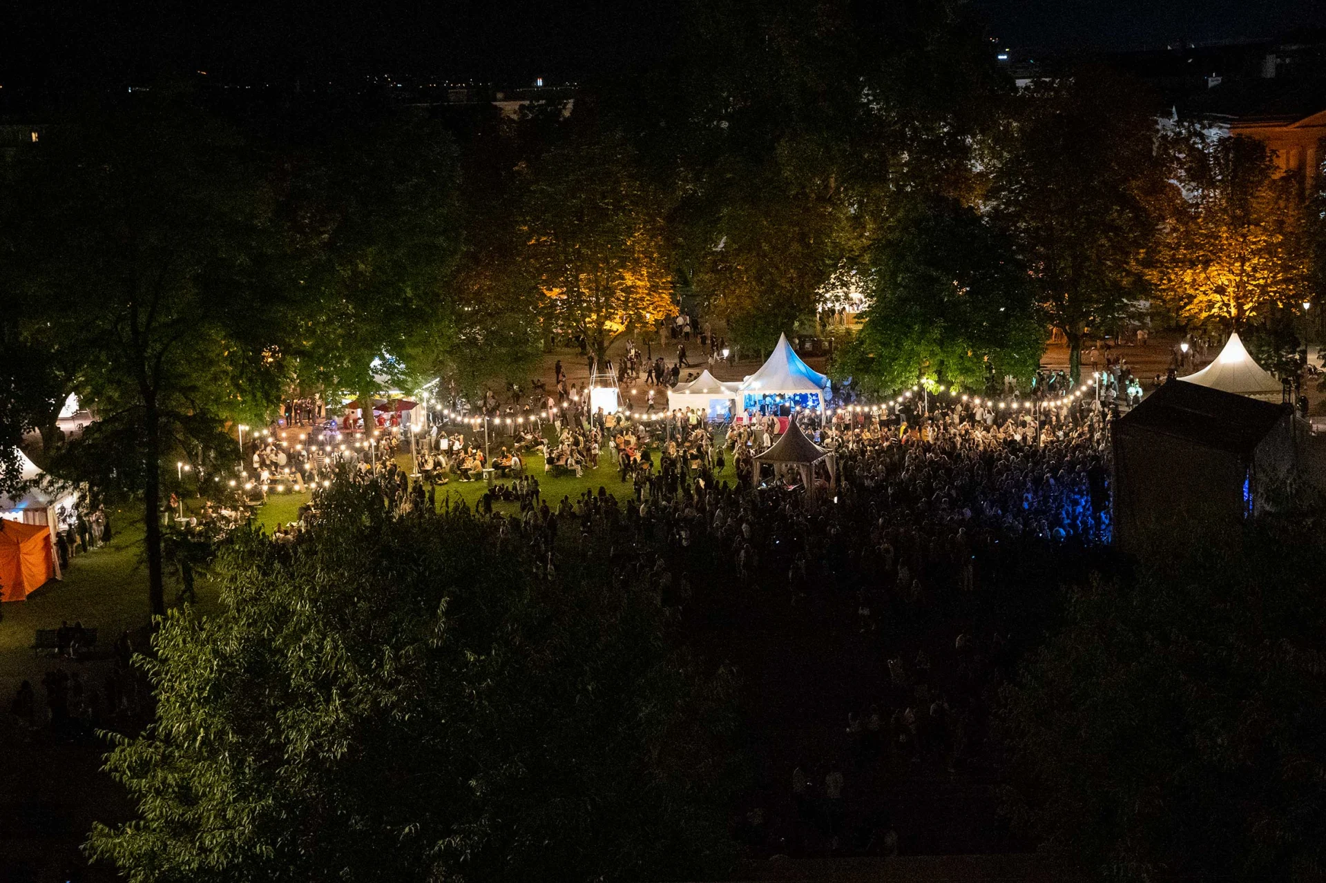 Blick von oben aufs Festivalgelände bei Nacht