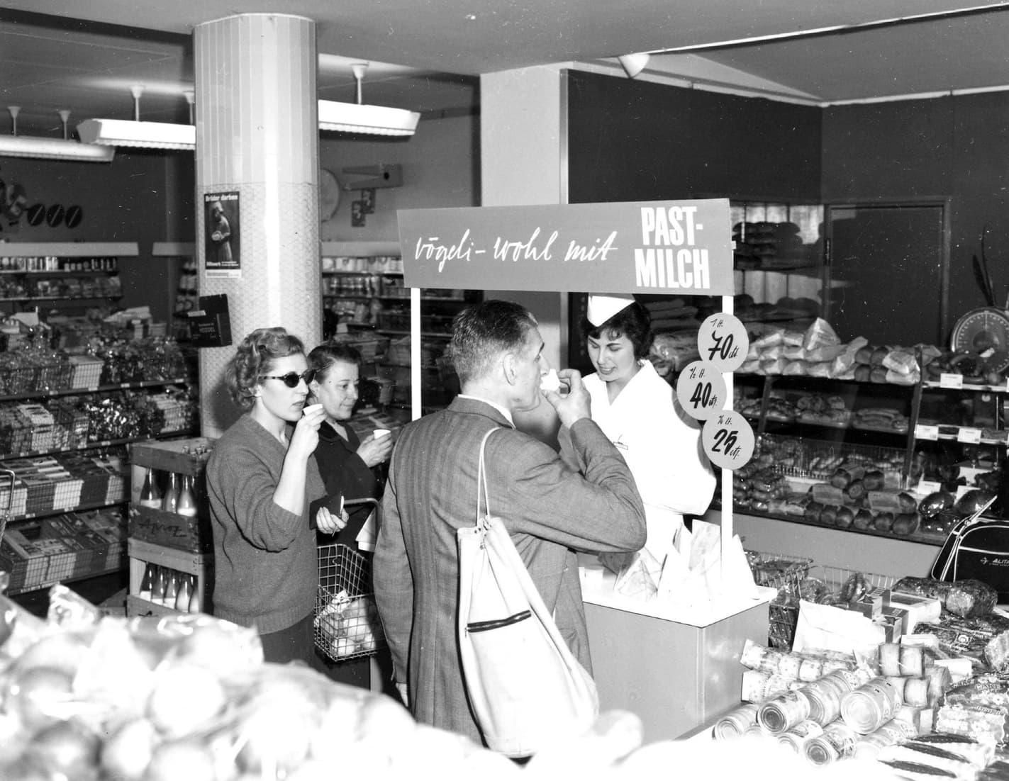 Ausschank von Gratis-Pastmilch (1960)