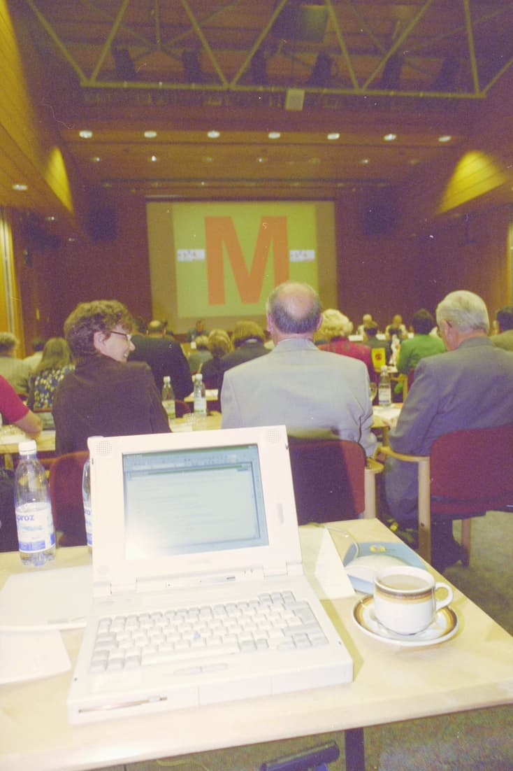 Delegiertenversammlung MGB: Blick aufs Podium (2000)