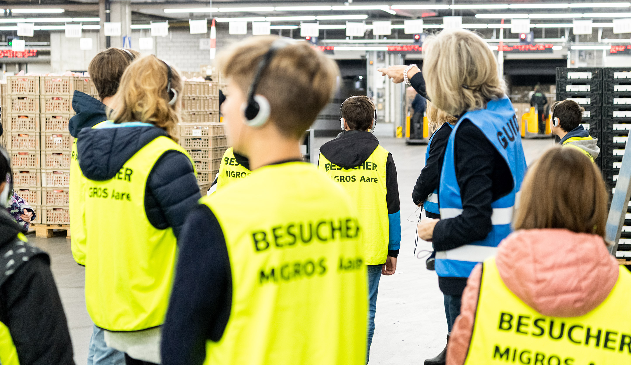 Besucher an der Betriebsbesichtigung Migros Aare