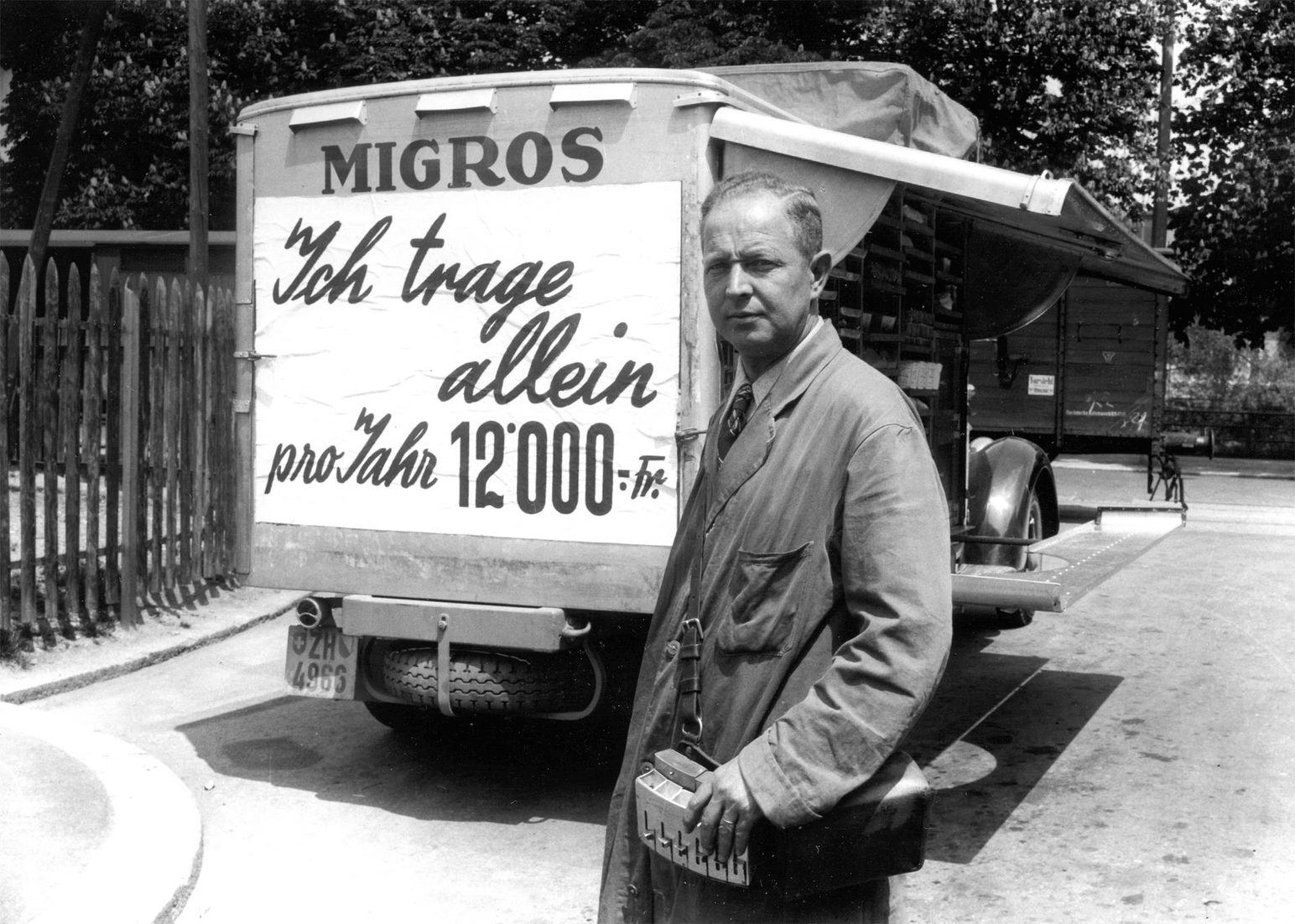 1-MGB-Fahrzeuge-Verkaufswagen-1939-Chauffeur-Plakat