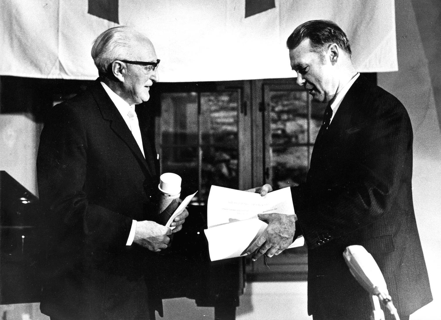 11_Gottlieb-Duttweiler-Preis_Dr-E-Kodicek_1972