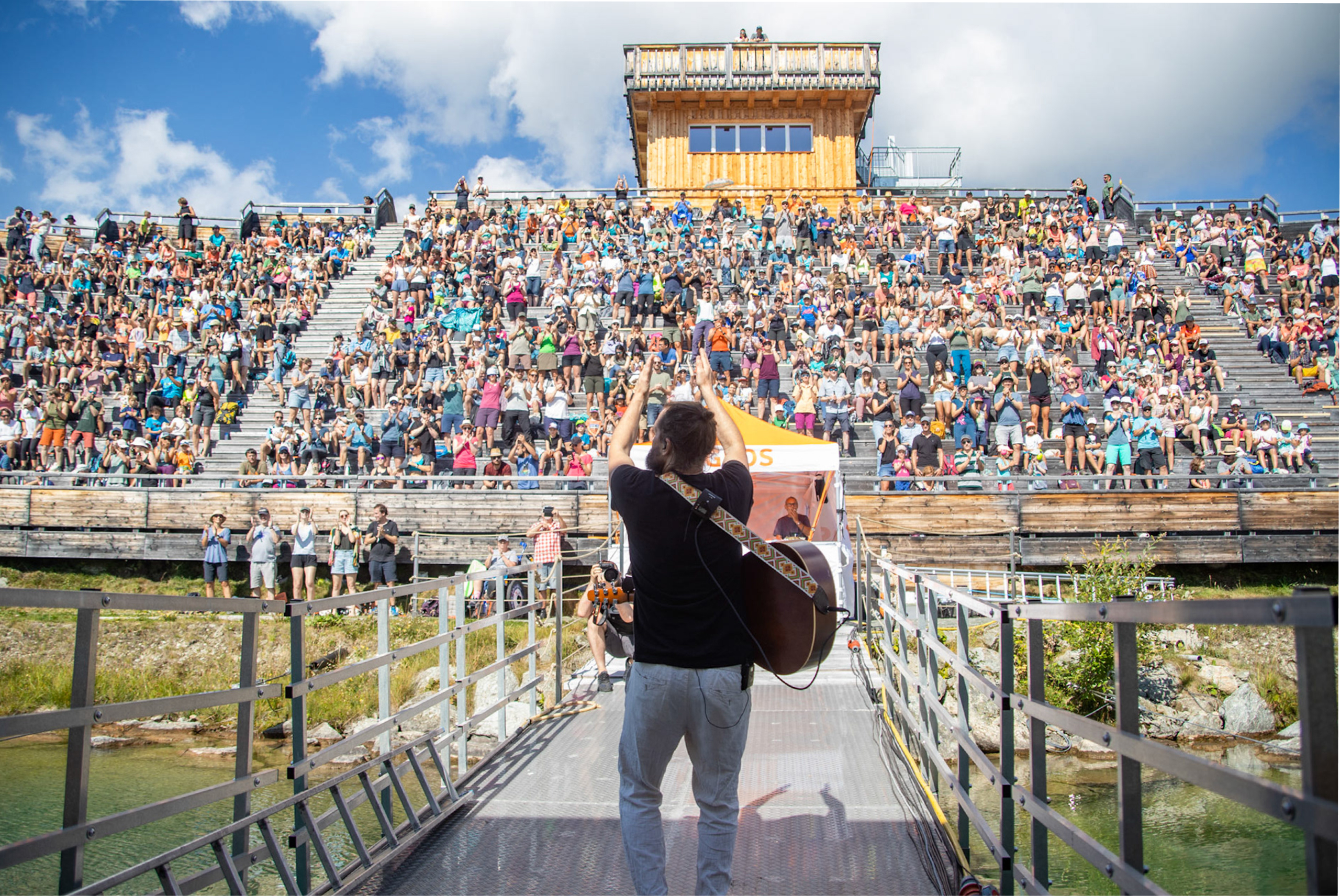 Un musicien se produit devant une tribune pleine.