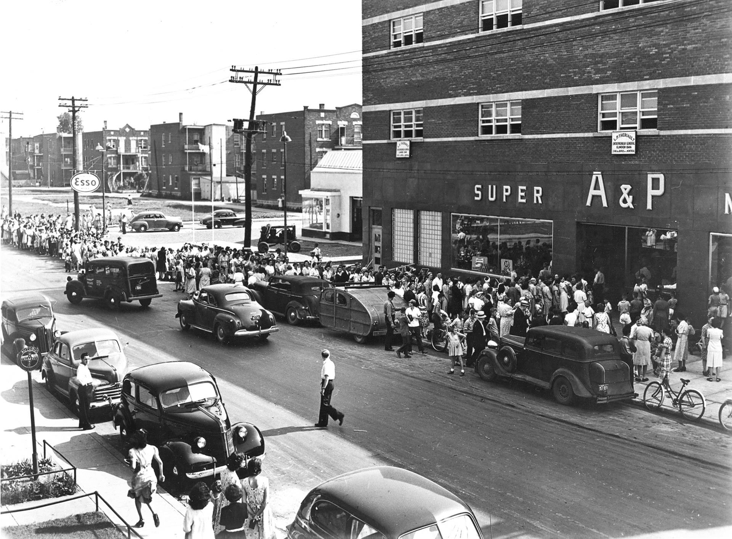 5-usa-laden-aussen-massenauflauf