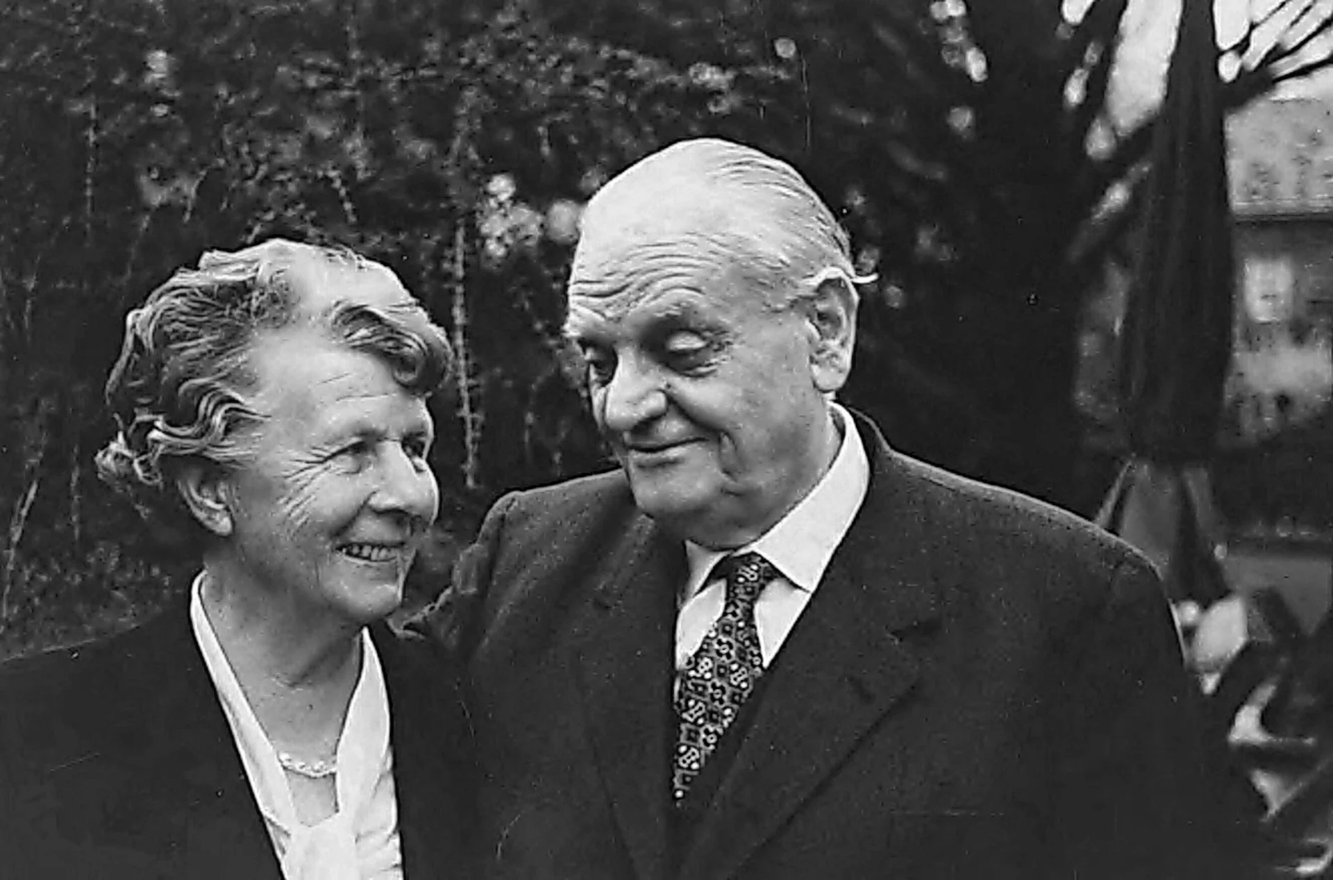 Adele und Gottlieb Duttweiler im März 1960 Arm in Arm auf einer Schwarz-Weiss-Fotografie