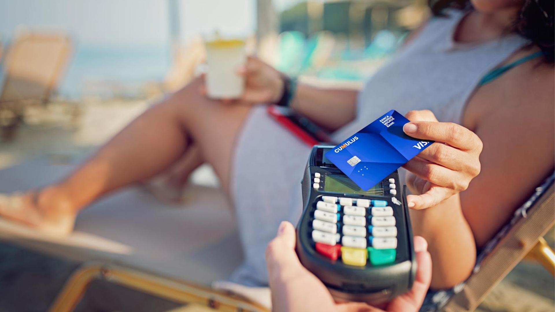 Une personne payant par carte