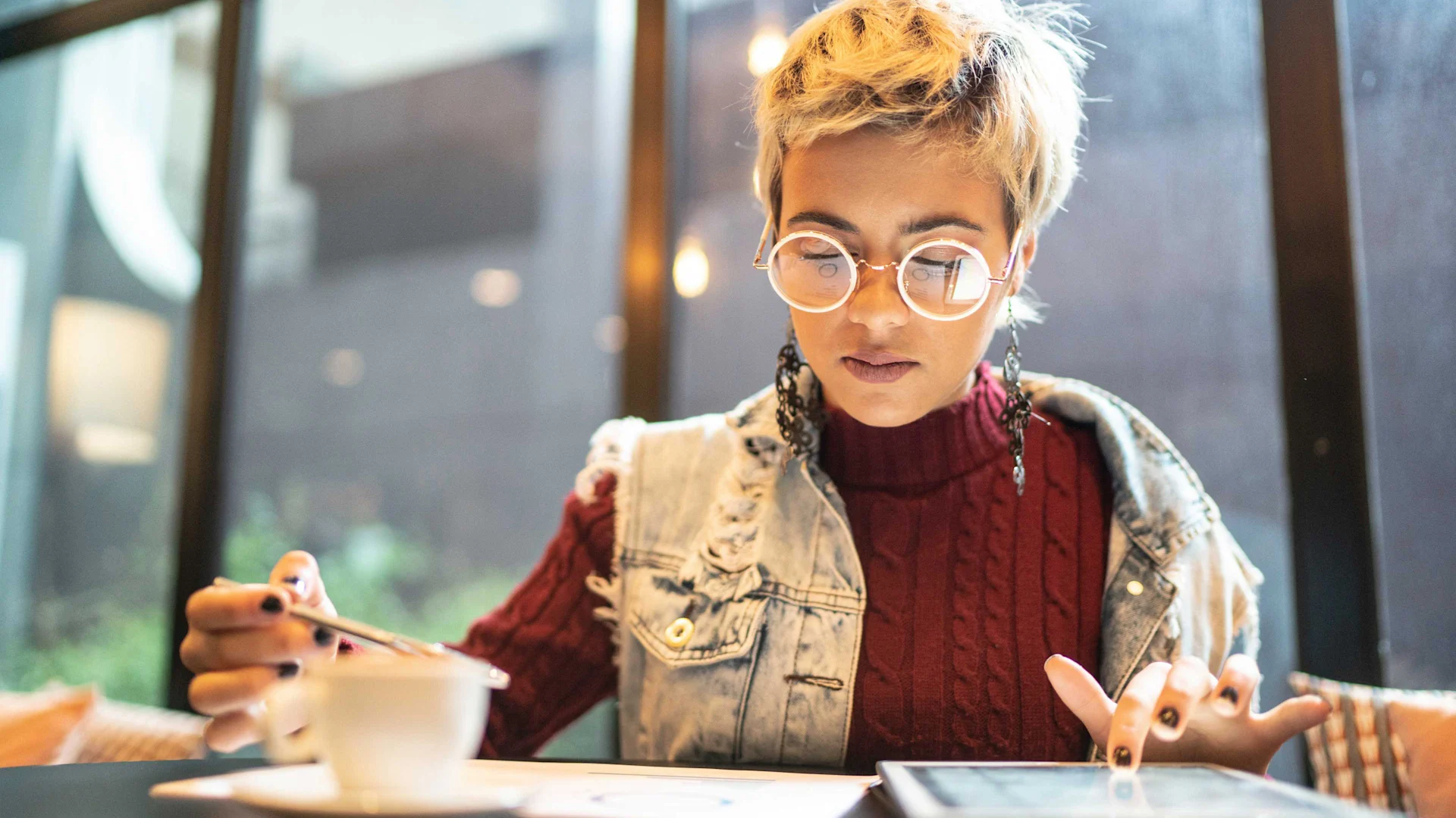 Una giovane donna controlla un rapporto su un investimento digitale