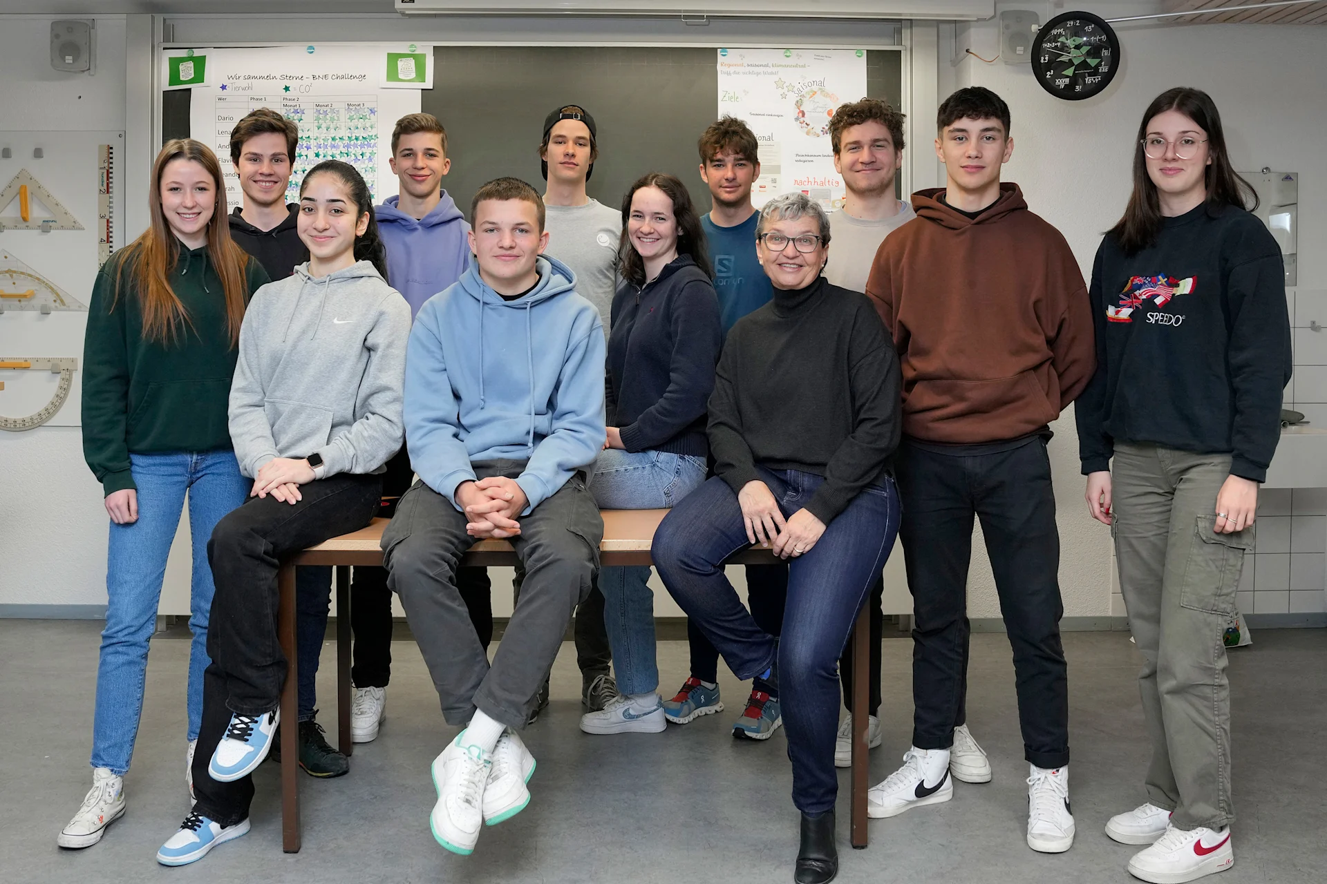 Elvira Schoch und die Klasse 7Ws in ihrem Schulzimmer