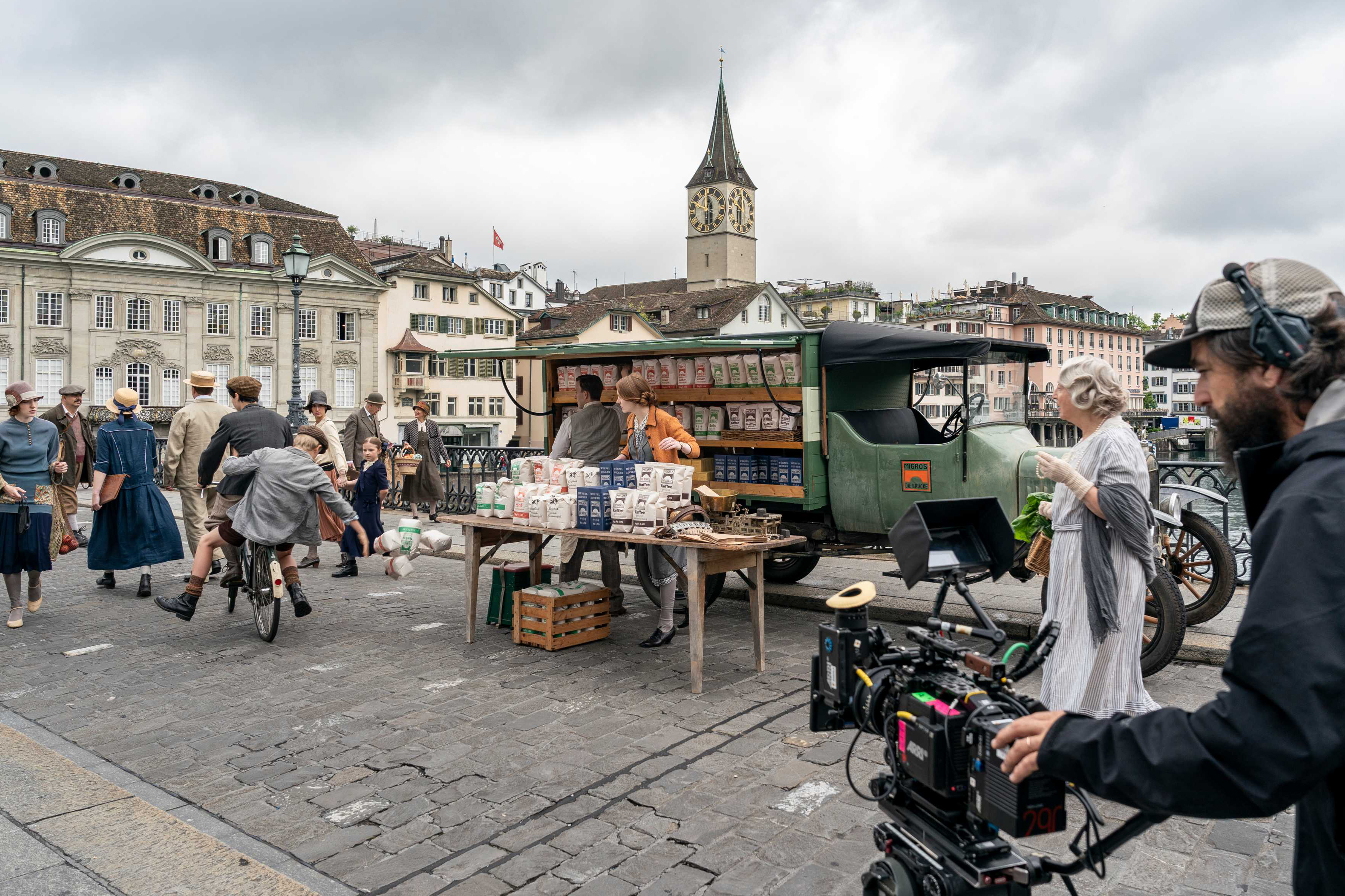Deux petits voyous passent sur un vieux vélo et font valser les étalages