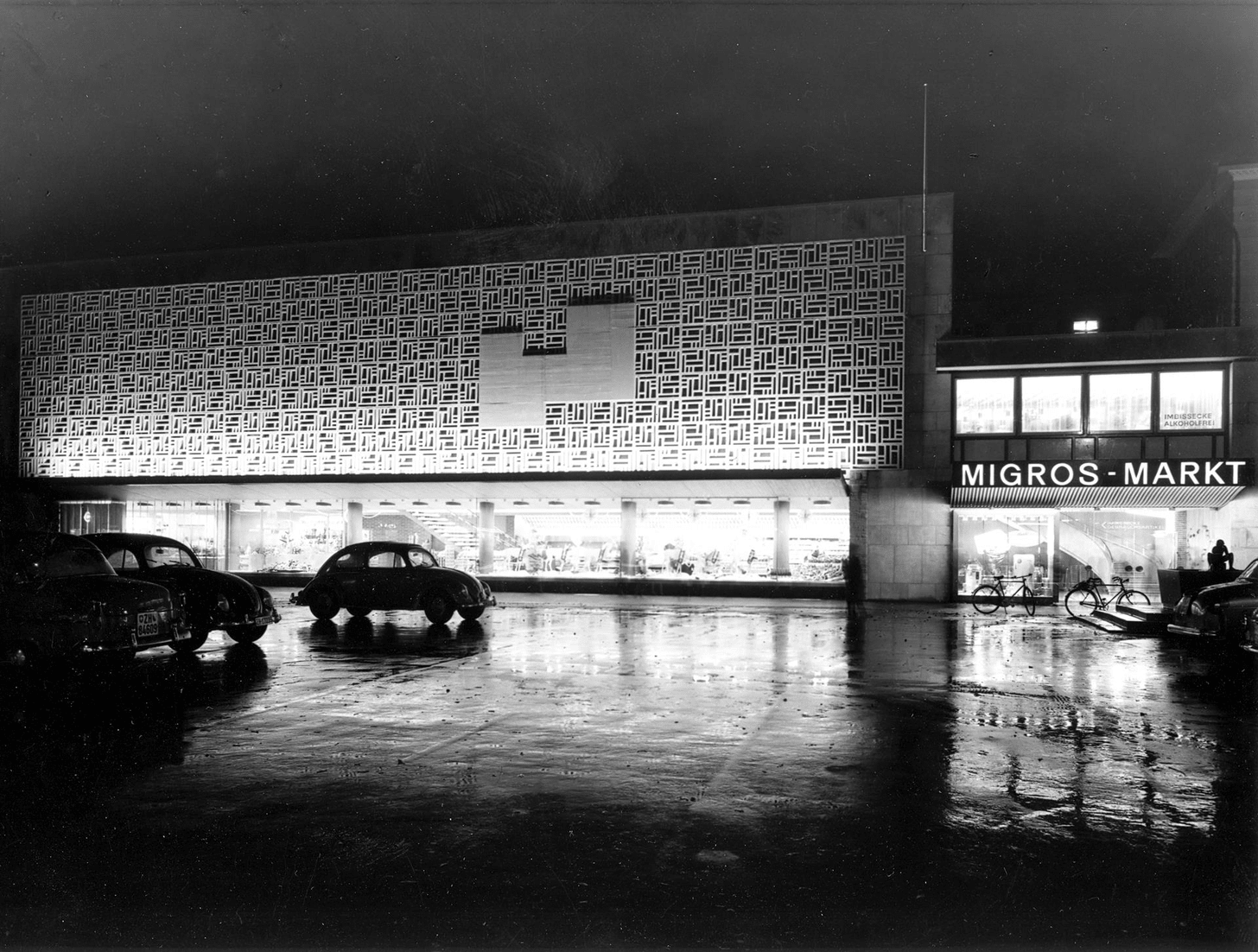 2-7-ZH-Oerlikon-Marktplatz-aussen-Nacht-schwarz-weiss_28