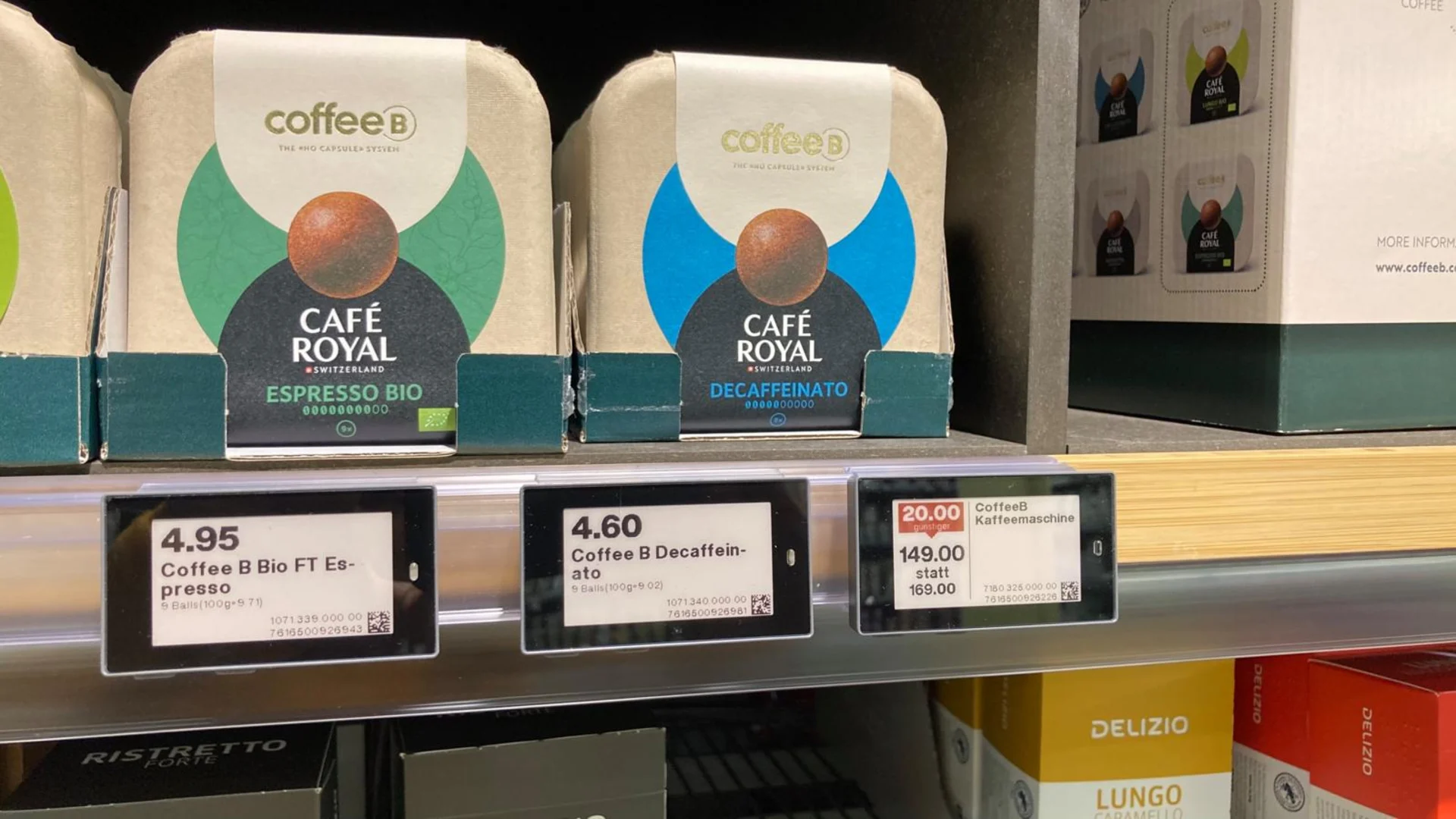 CoffeeB Produkte im Regal mit elektronischen Preisschilder