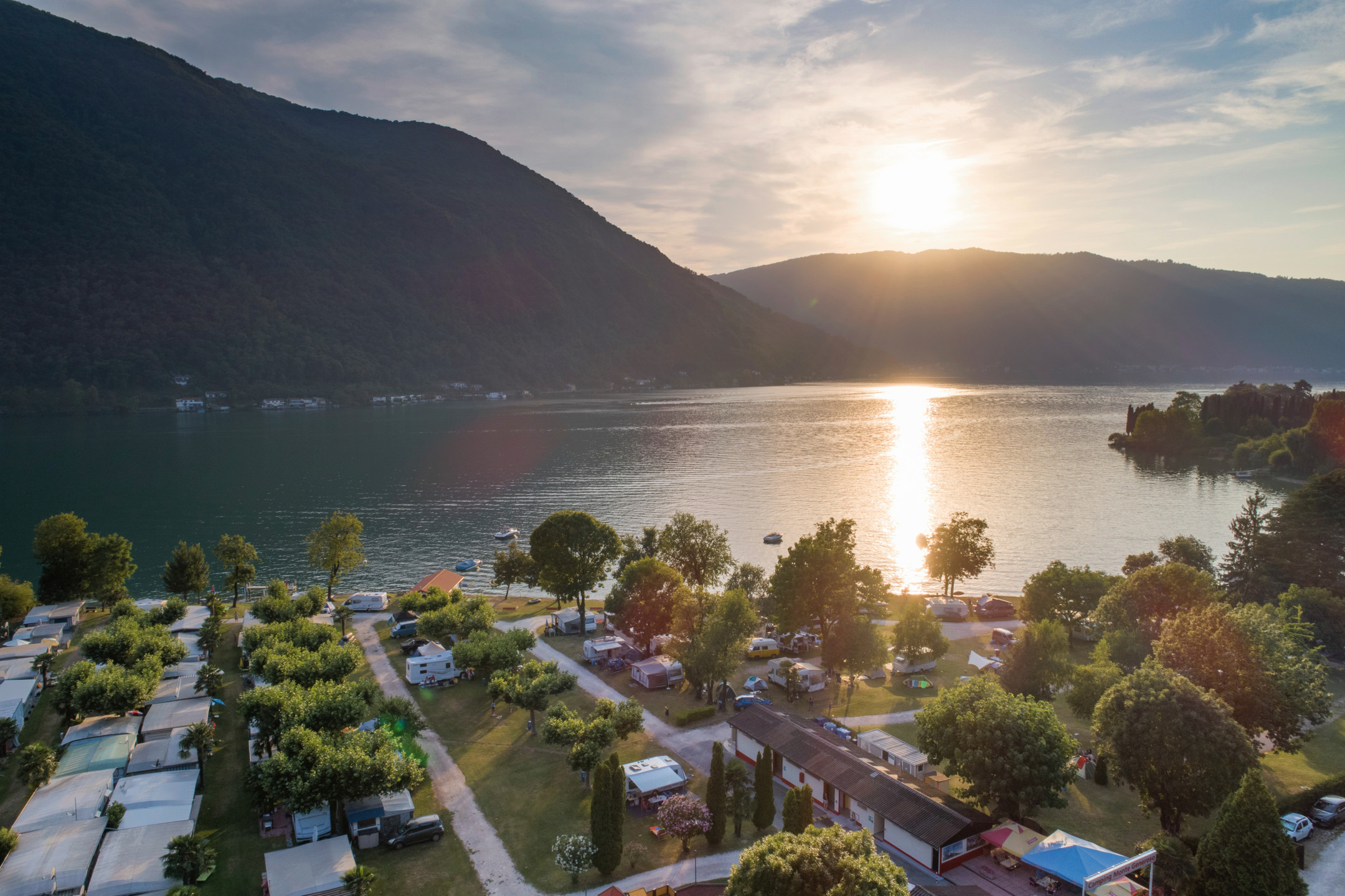 Coucher de soleil sur un lac situé près d’un camping.