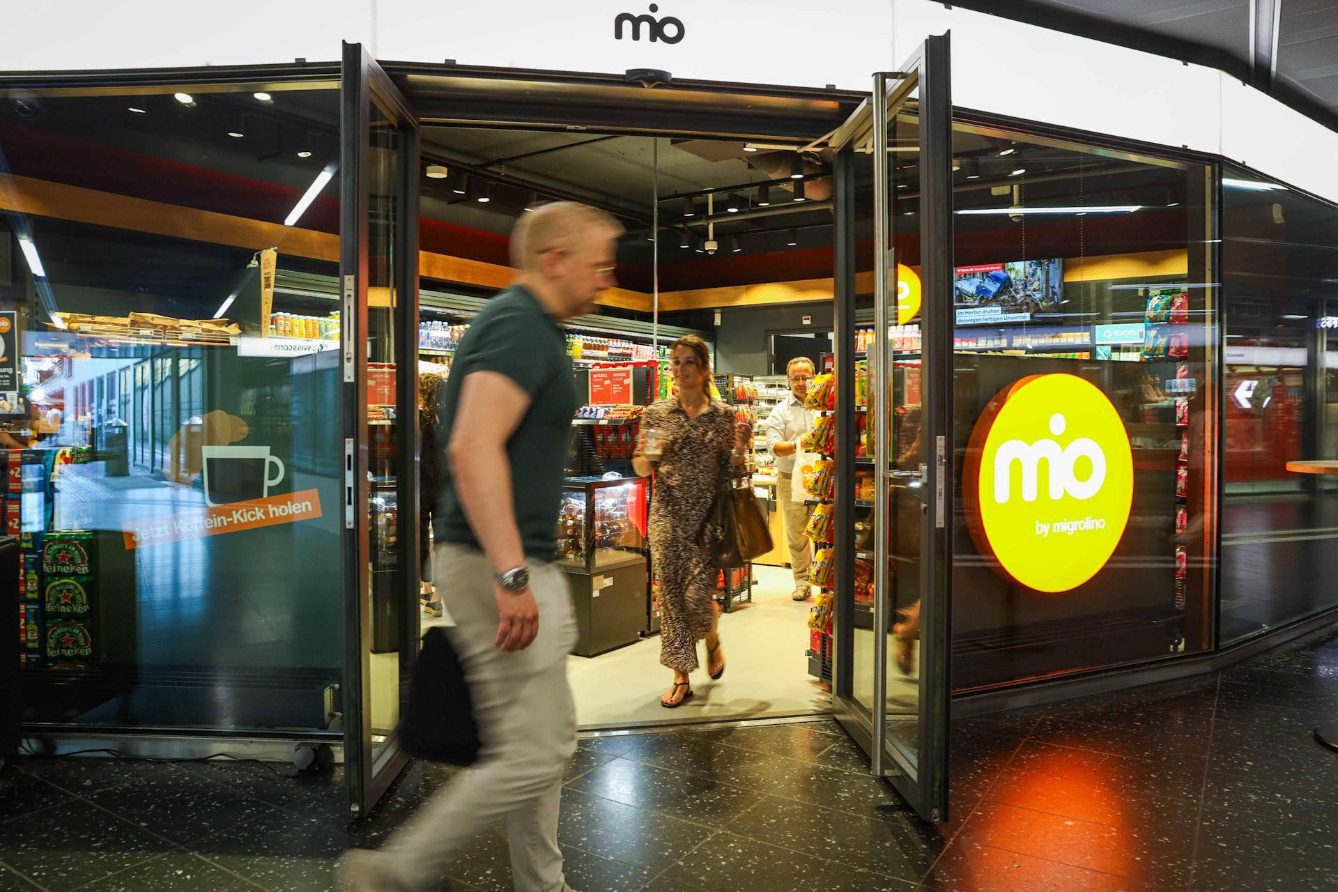 Blick in den mio-Shop am Bahnhof Baden