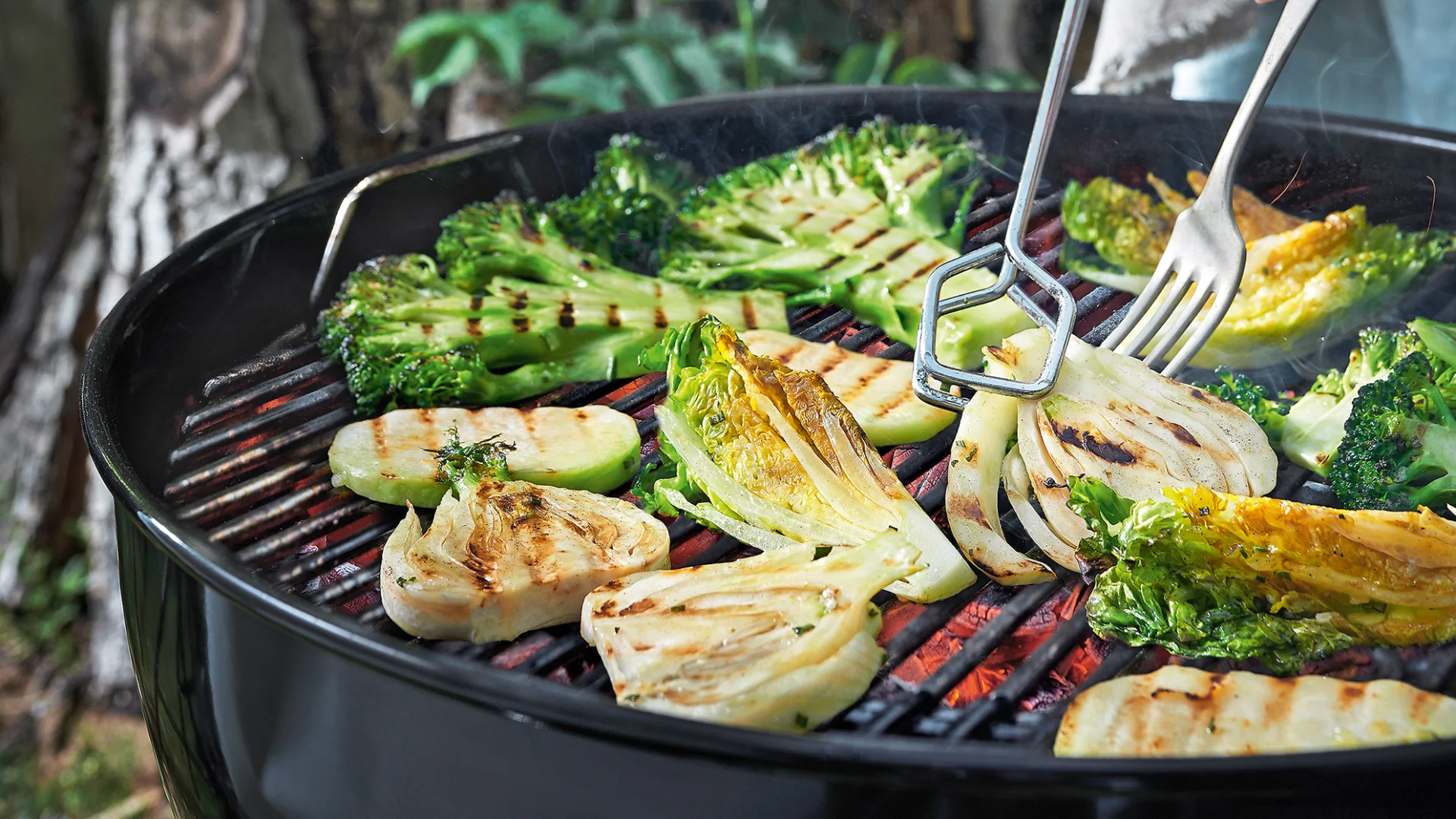 Broccoli and fennel on the barbecue.